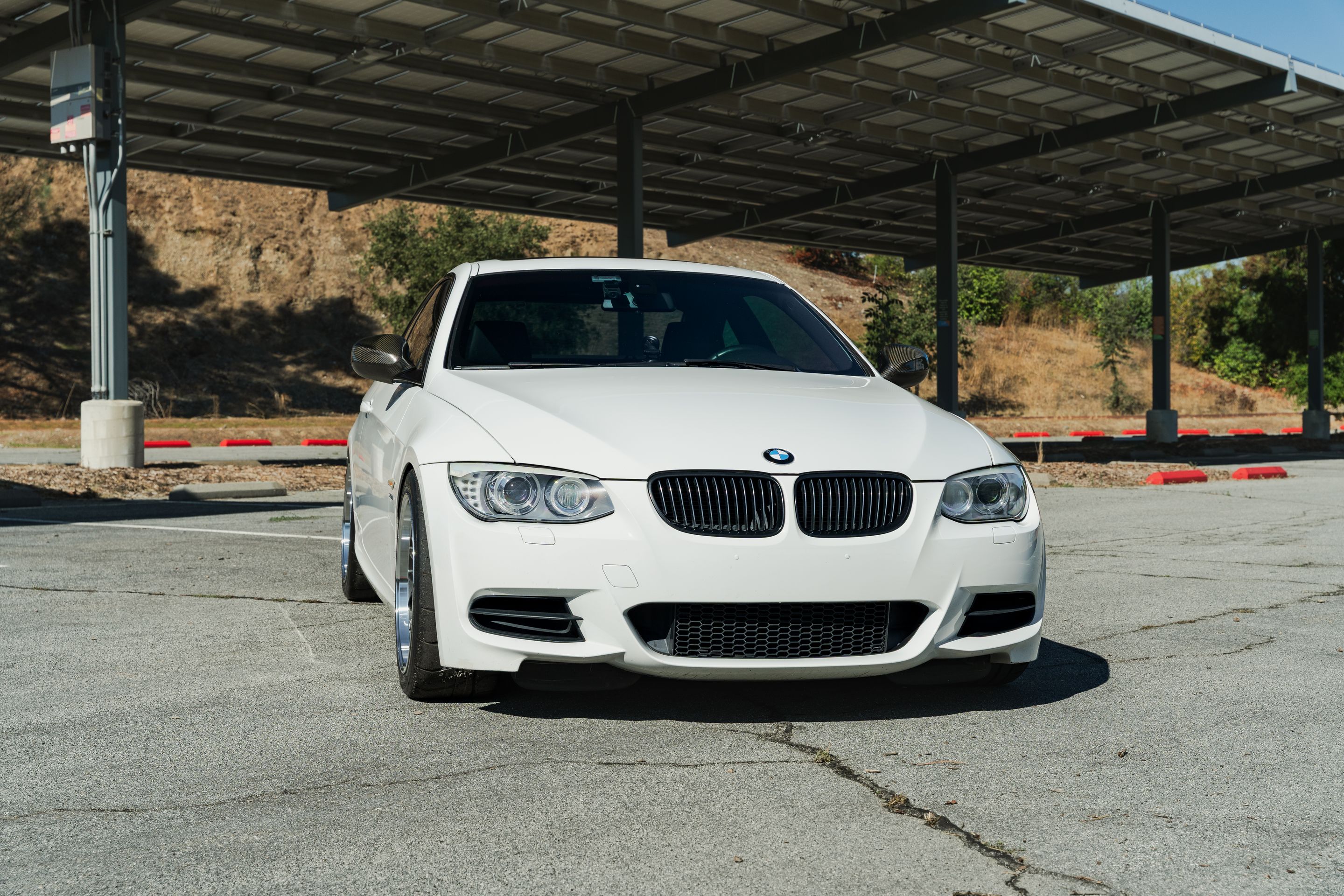 White BMW 3 Series with 18" ML-7RT Apex wheels in Machined Lip Anthracite