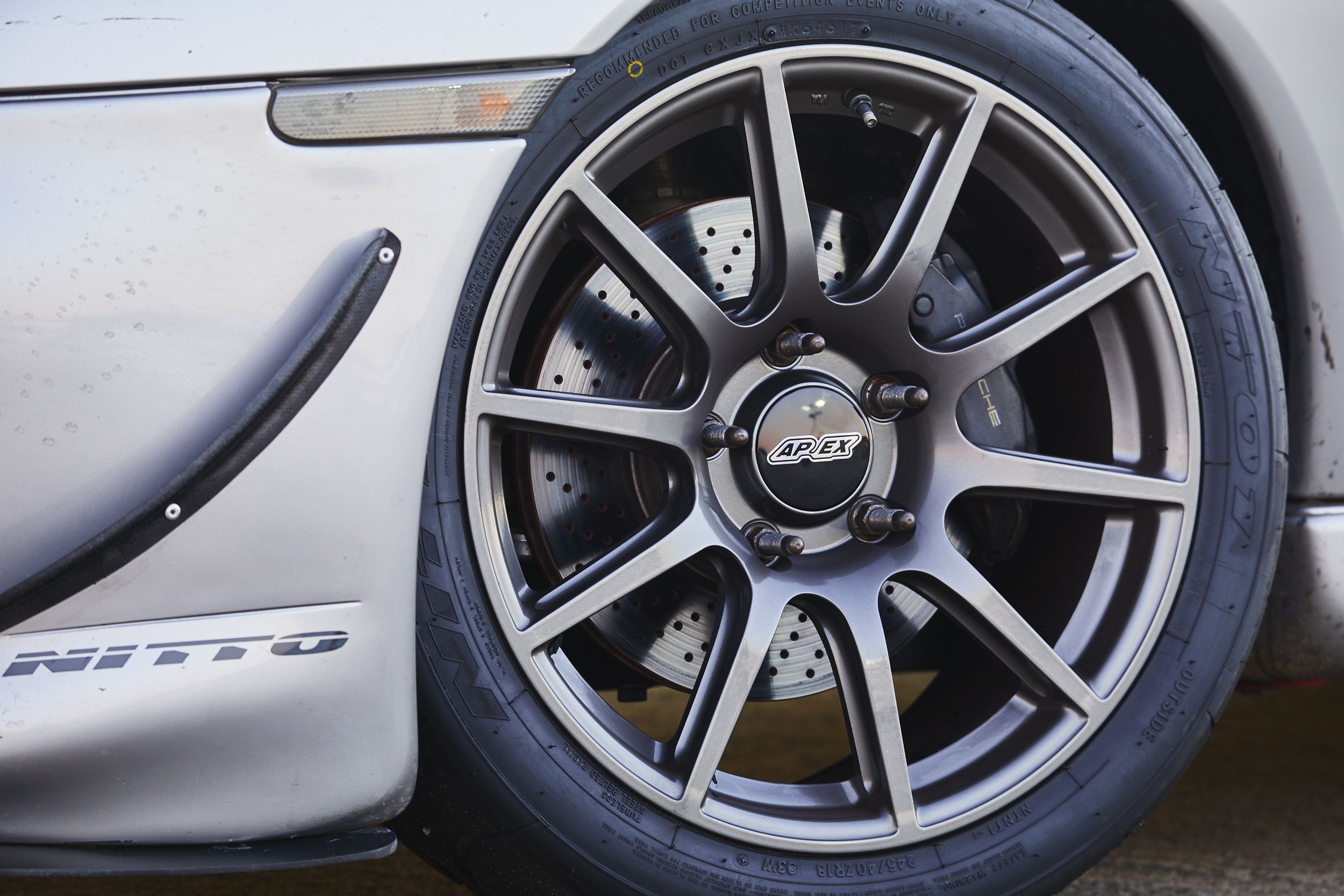 Silver Porsche 911 996 Carrera with 18" SM-10 Apex wheels in Anthracite