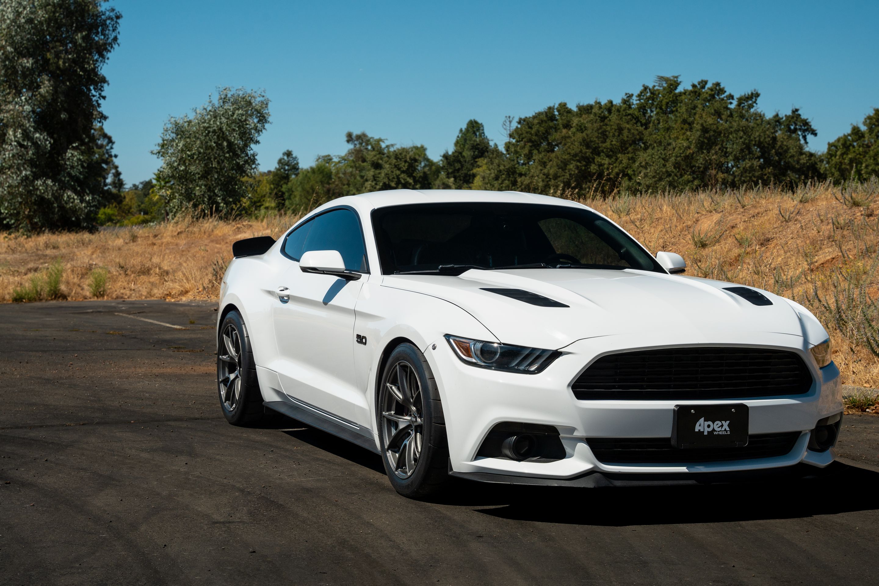 White Ford S550 Mustang GT with 18" VS-5 Apex wheels in Anthracite