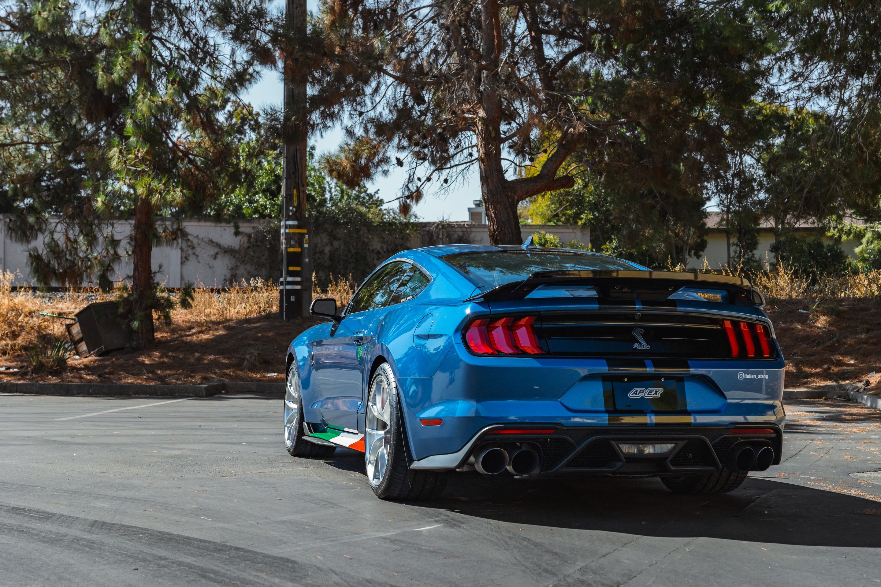 Blue Ford S550 Mustang GT500 with 20" VS-5RS Apex wheels in Brushed Clear