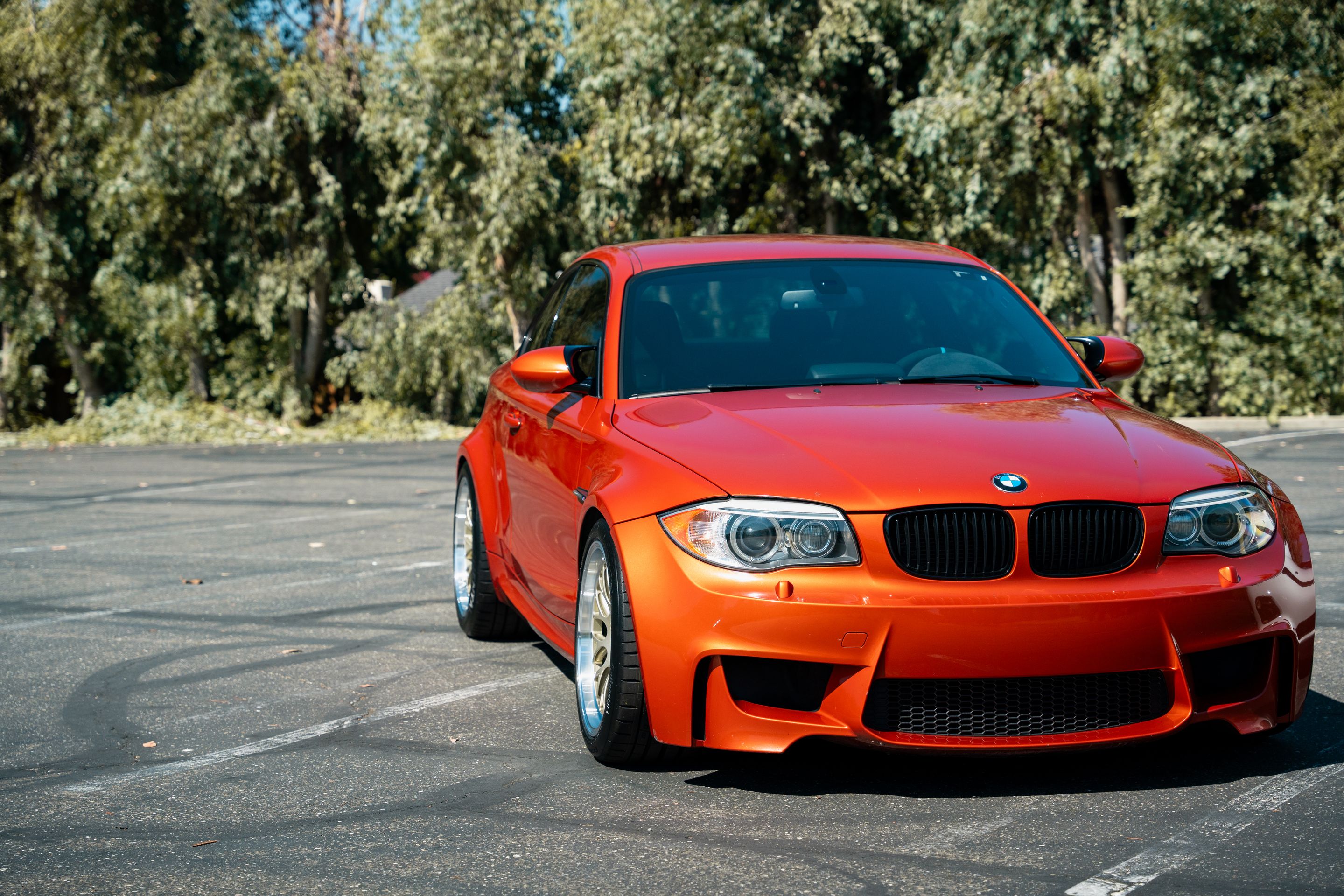 Orange BMW E82 1M with 18" ML-10RT Apex wheels in Machined Lip Gloss Motorsport Gold