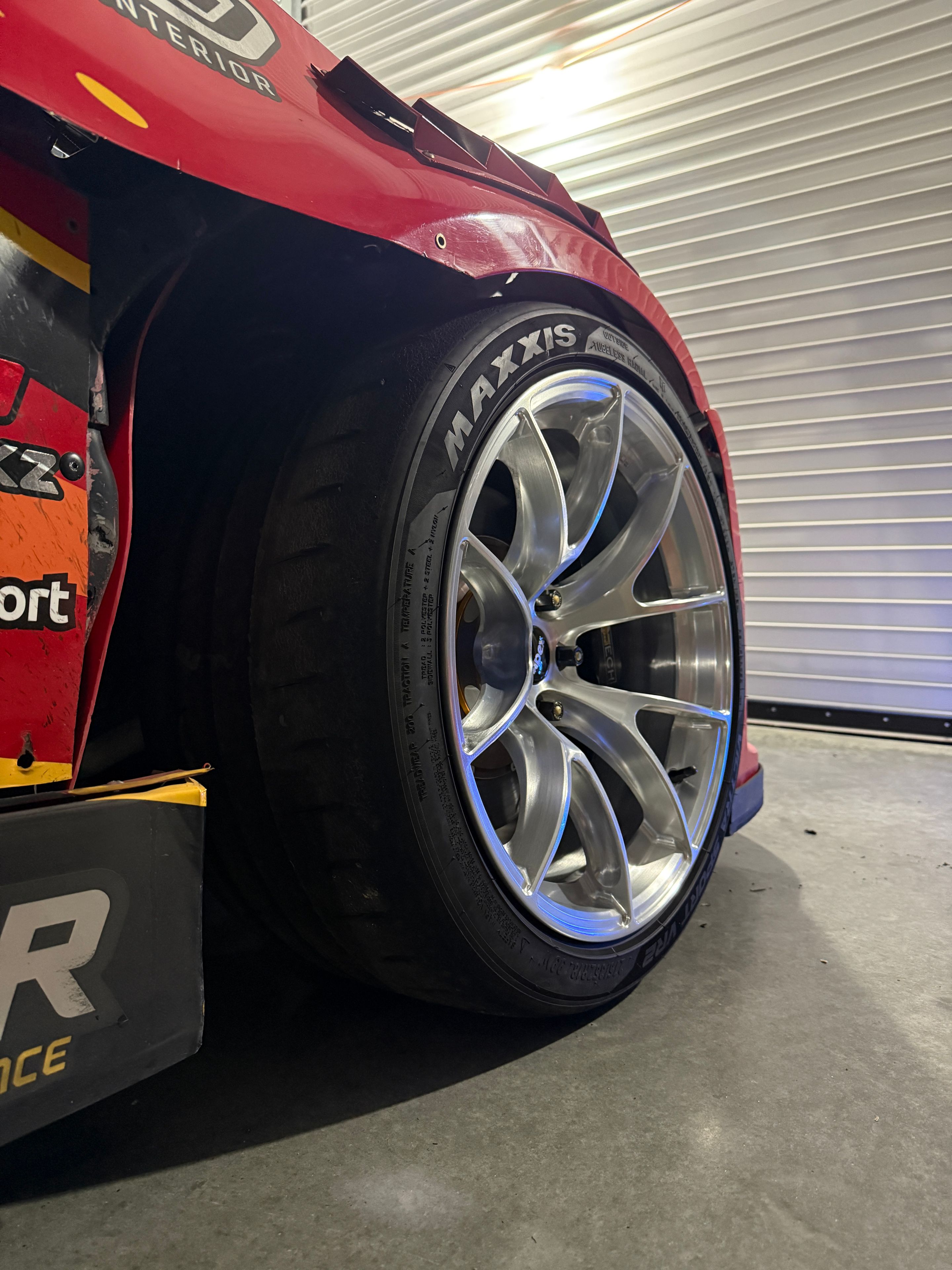 Race Livery Nissan 350Z with 18" VS-5RS Apex wheels in Brushed Clear