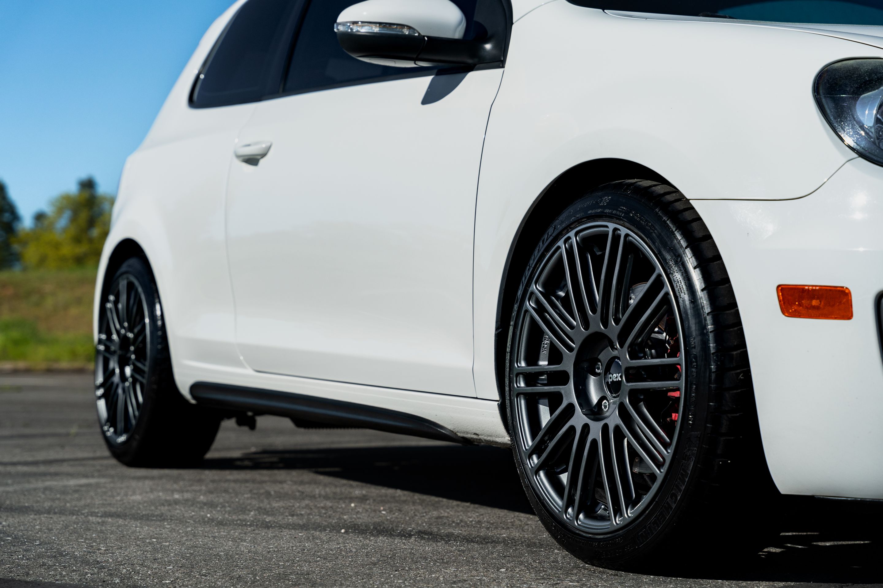 White VW MK6 GTI with 18" TC-10RT Apex wheels in Anthracite