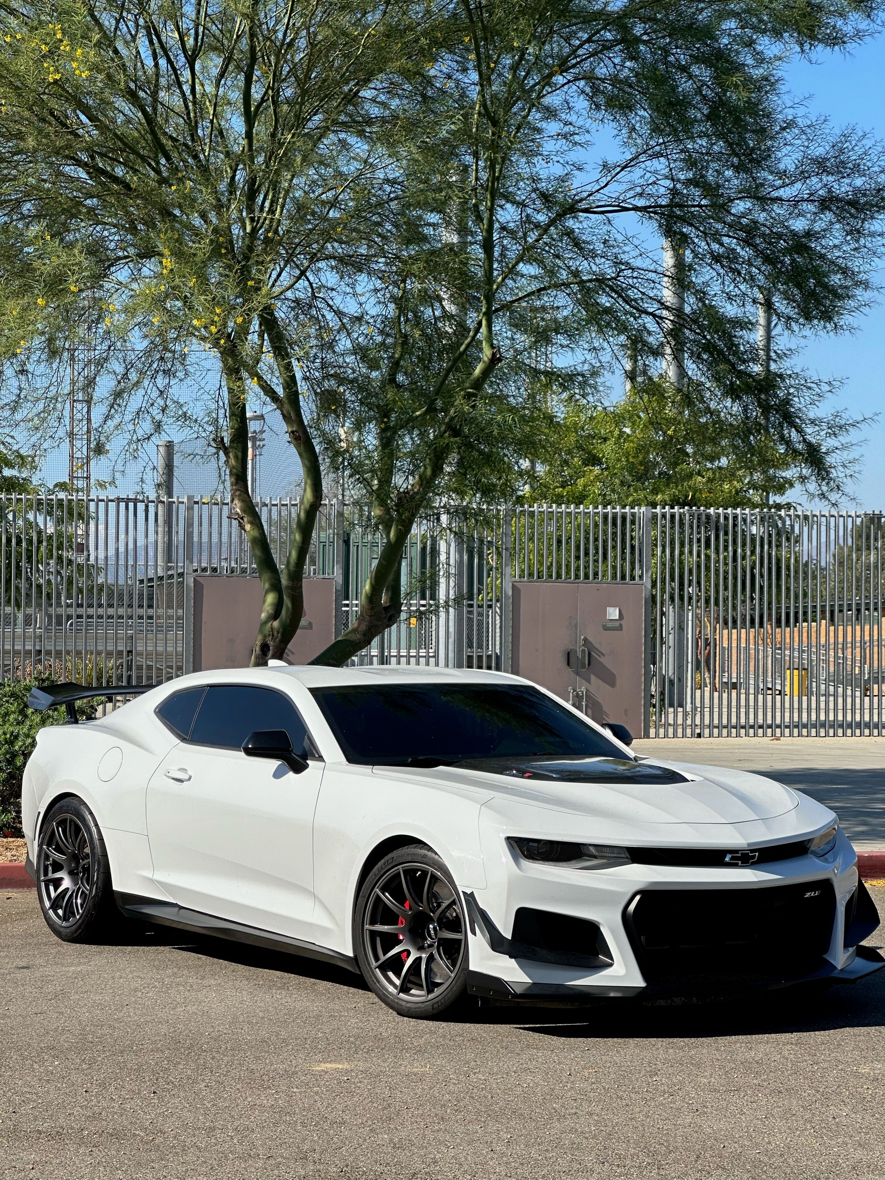 White Chevrolet 6th Gen Camaro ZL1 1LE with 19" SM-10 Apex wheels in Anthracite