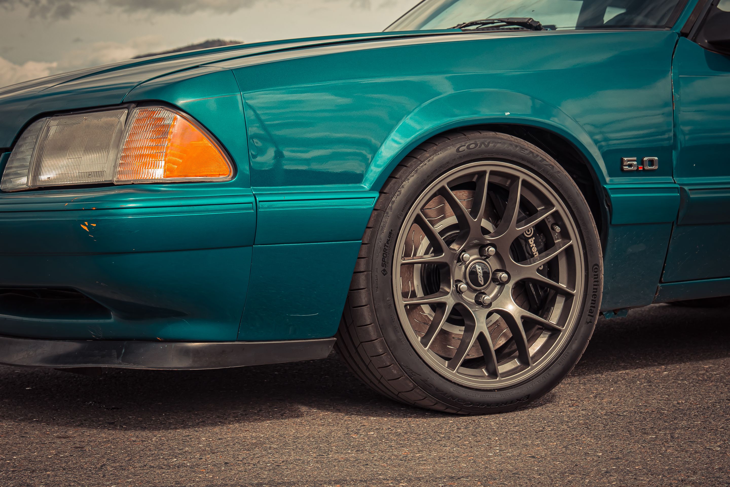Green Ford SN95 Mustang GT with 18" EC-7 Apex wheels in Anthracite