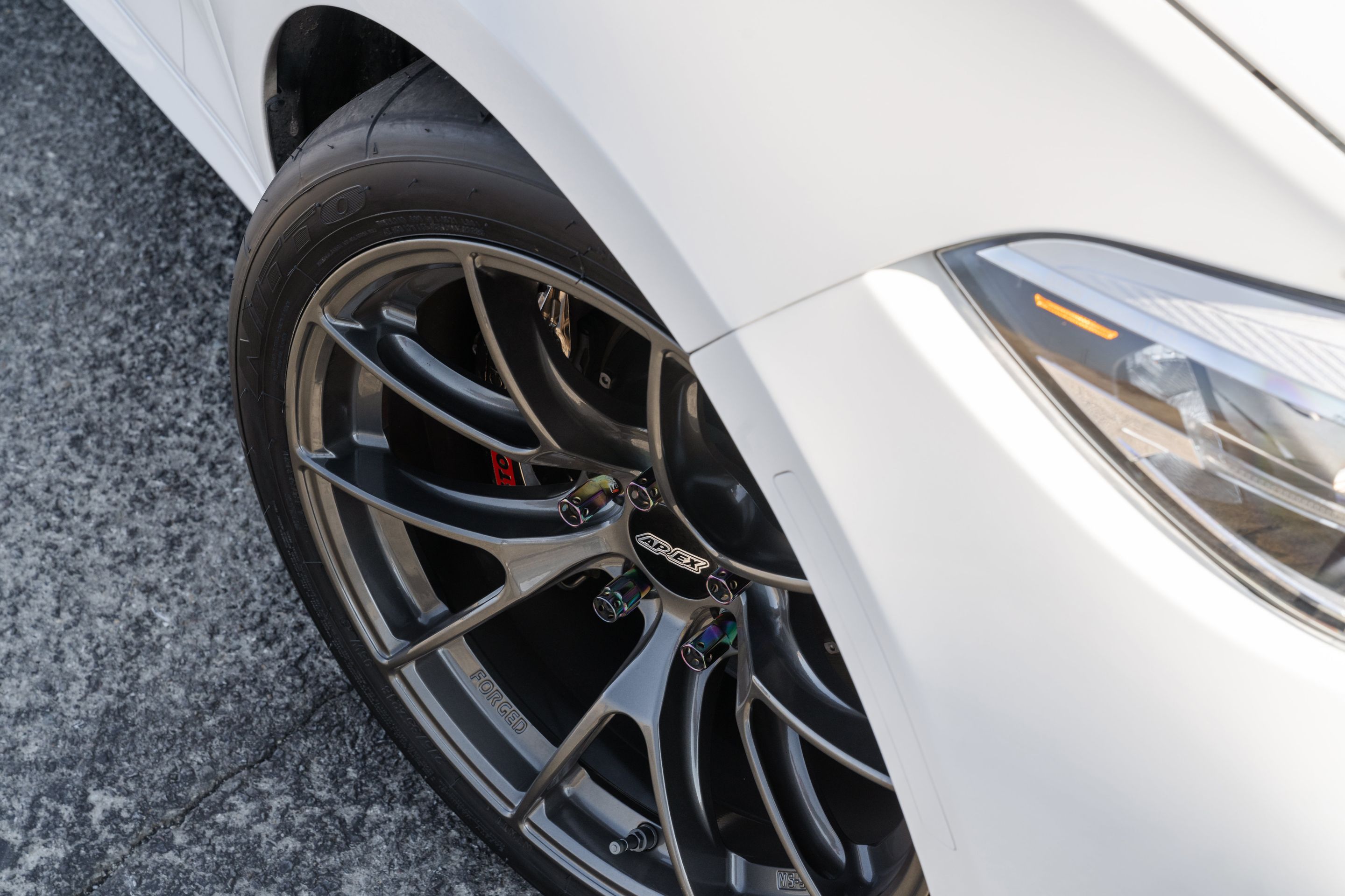 White BMW F87 M2 with 18" VS-5RS Apex wheels in Anthracite