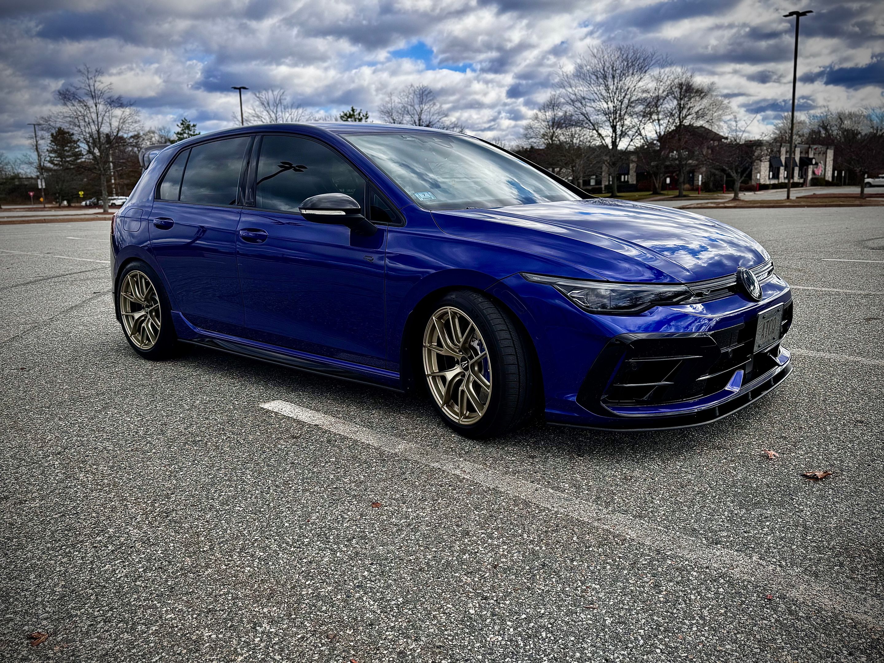 Blue VW MK8 Golf R with 18" VS-5RS Apex wheels in Motorsport Gold