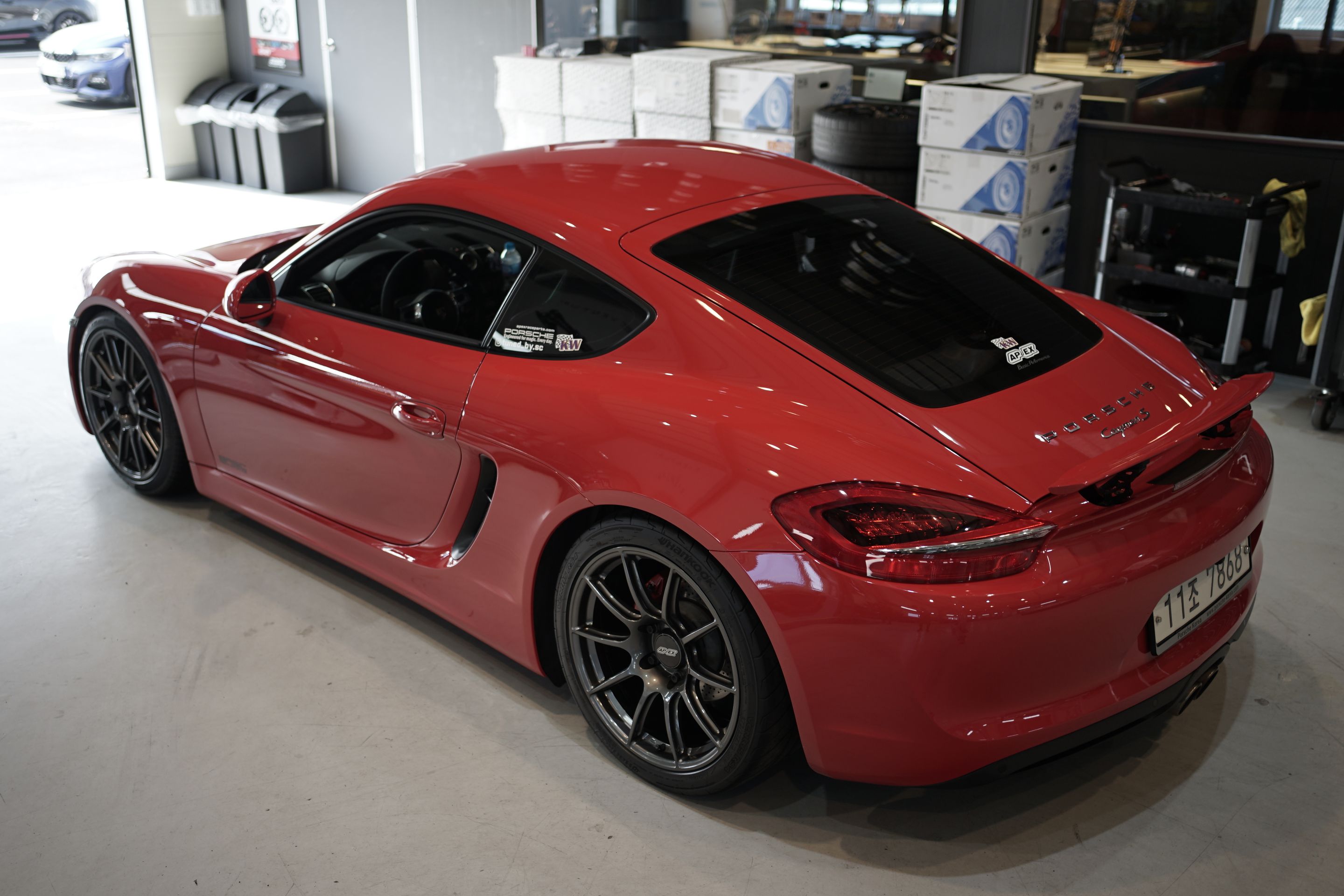 Red Porsche 981 Cayman S with 19" SM-10 Apex wheels in Anthracite