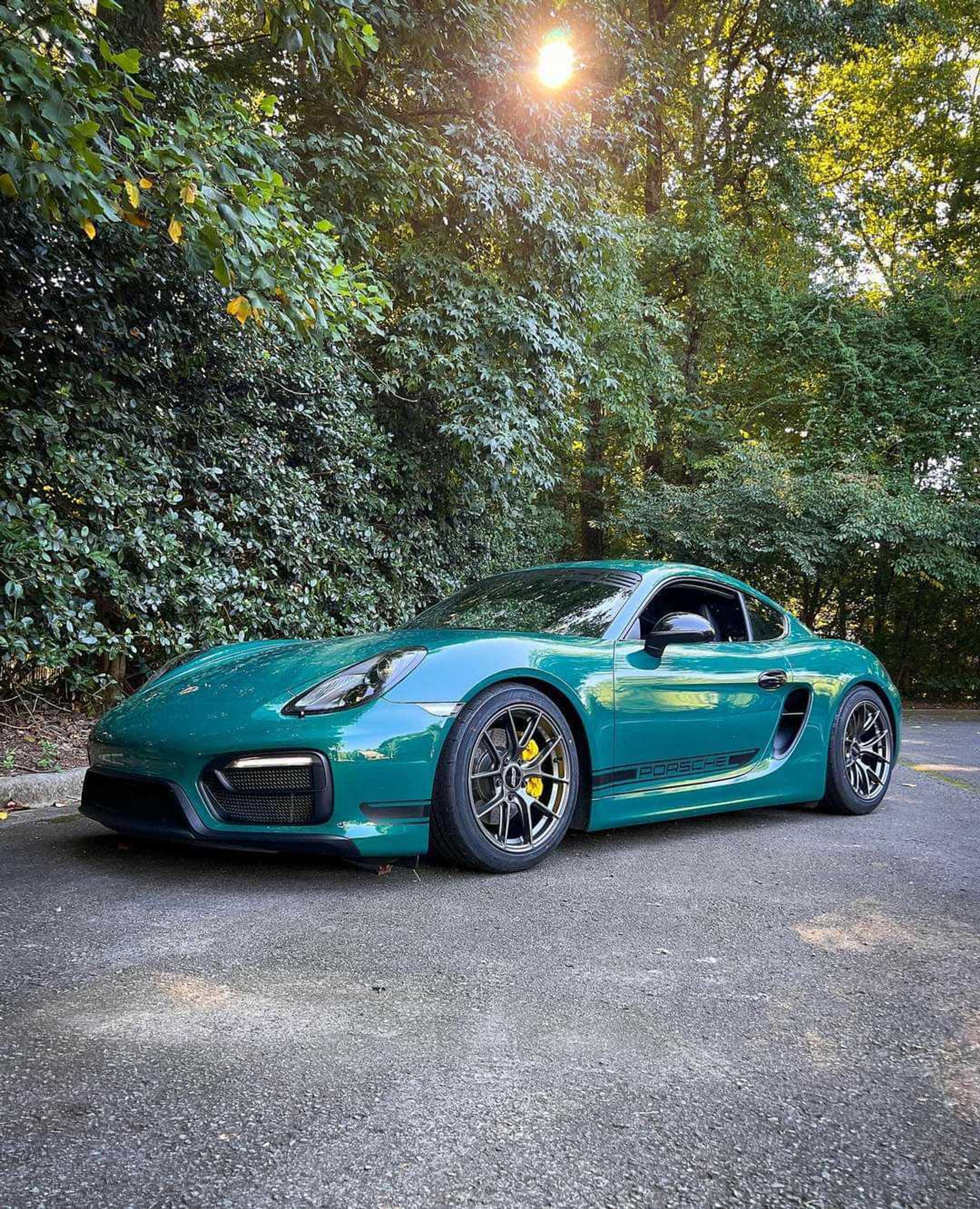 Green Porsche 981 Cayman GTS with 18" VS-5RS Apex wheels in Anthracite