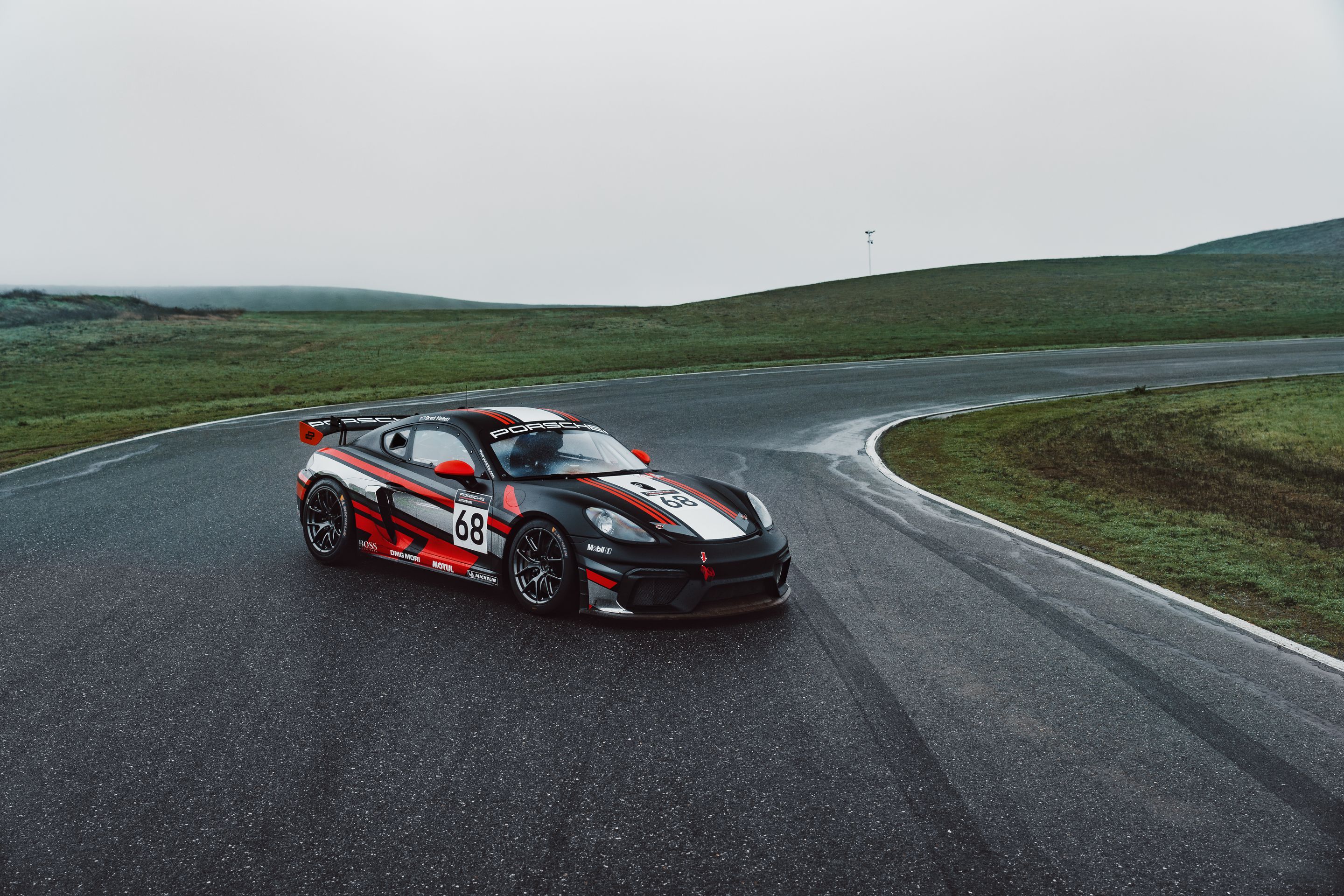 Black Porsche 718 Cayman GT4 Clubsport with 18" VS-5RE Apex wheels in Anthracite