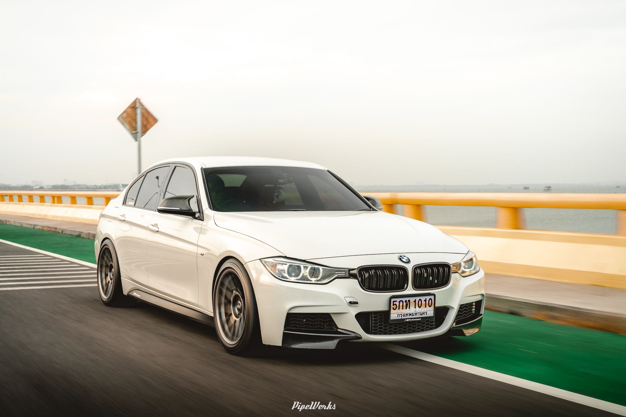 White BMW F30 Sedan 3 Series with 18" ARC-8 Apex wheels in Anthracite