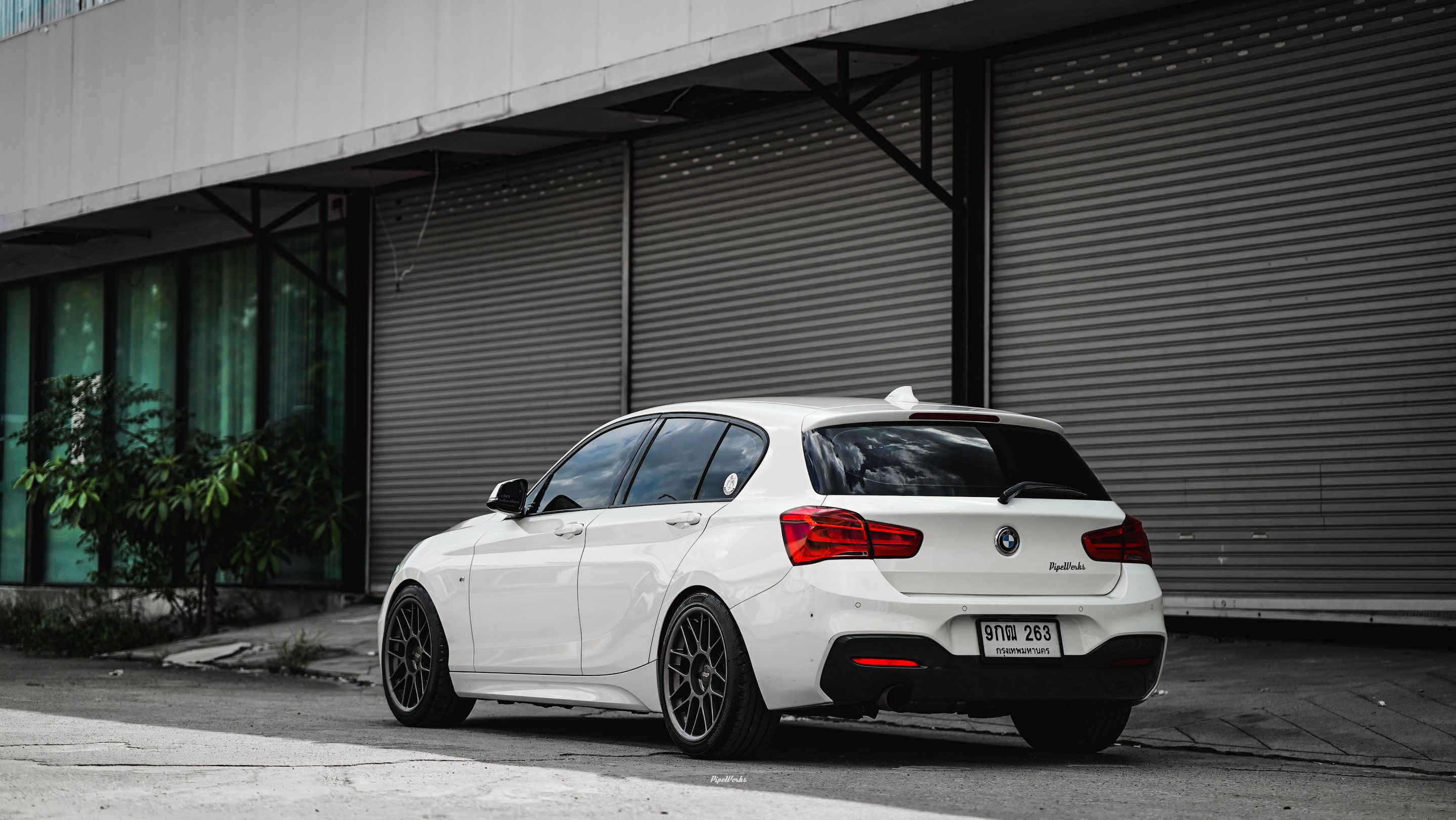 White BMW F20 Hatchback 1 Series with 18" ARC-8 Apex wheels in Anthracite
