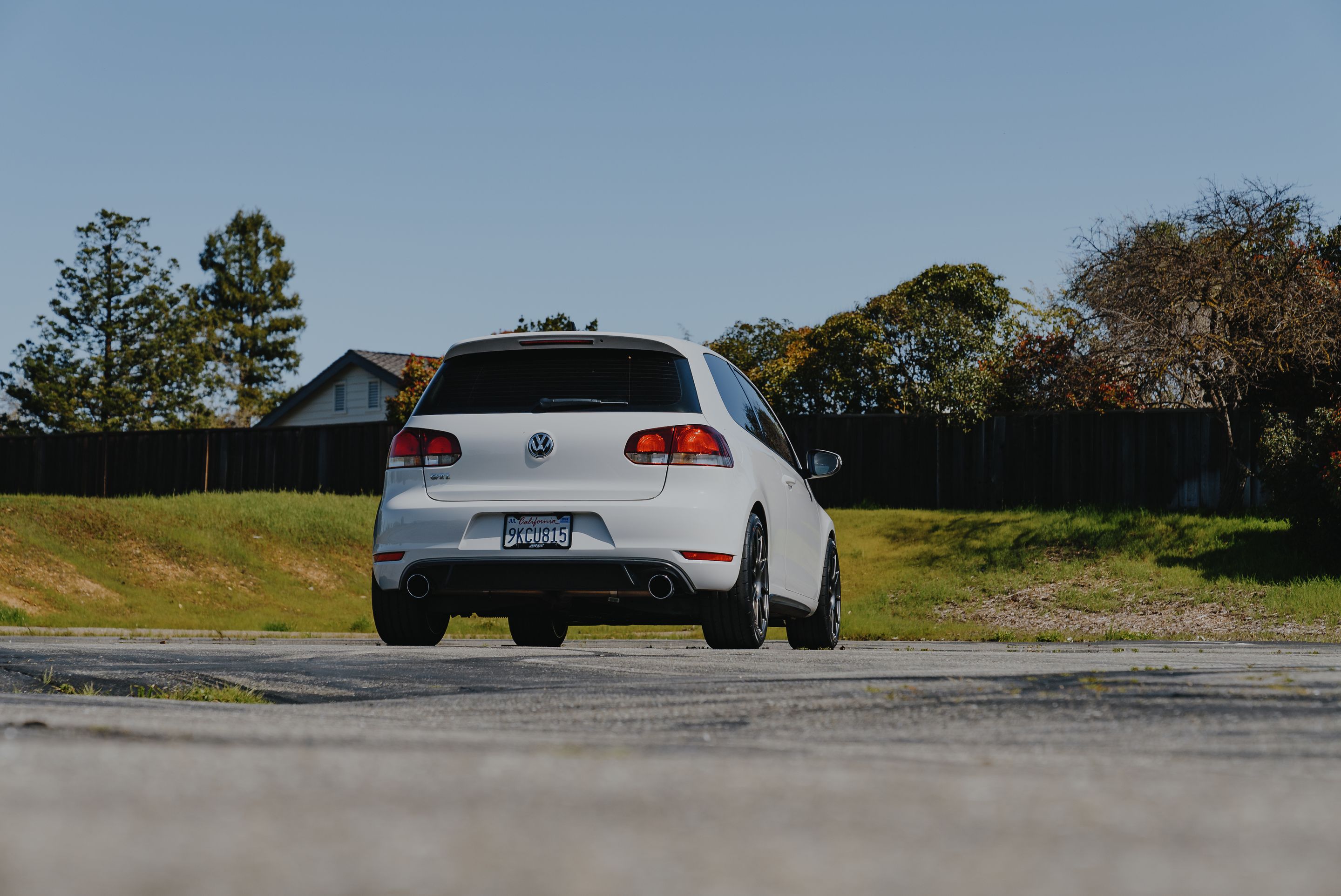 White VW MK6 GTI with 18" SM-10 Apex wheels in Anthracite