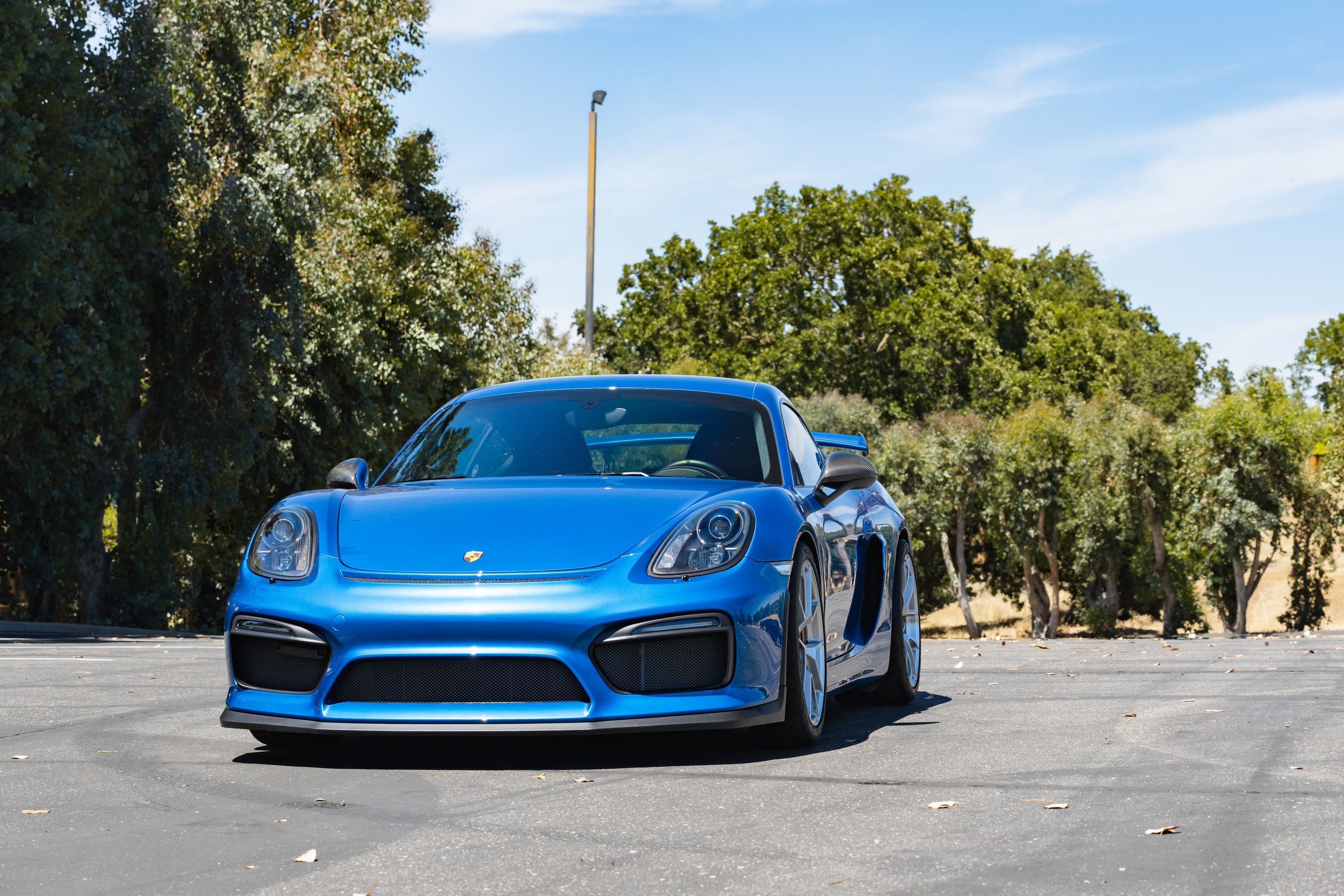 Blue Porsche 981 Cayman GT4 with 19" VS-5RS Apex wheels in Brushed Clear