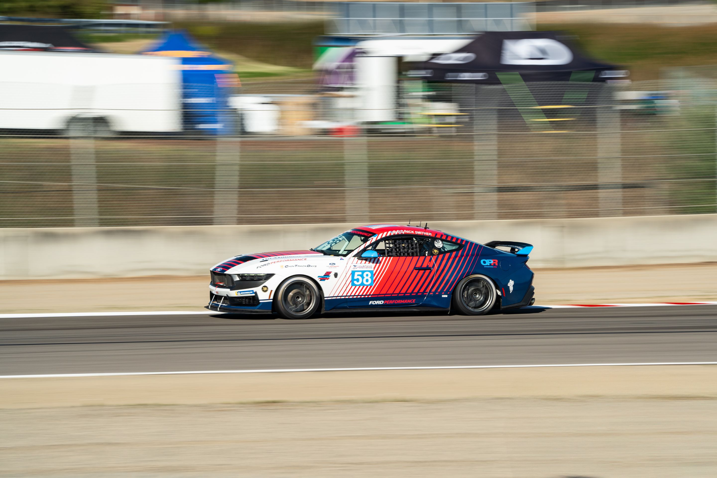 White Ford Performance Mustang Dark Horse R with 18" VS-5RE Apex wheels in Anthracite
