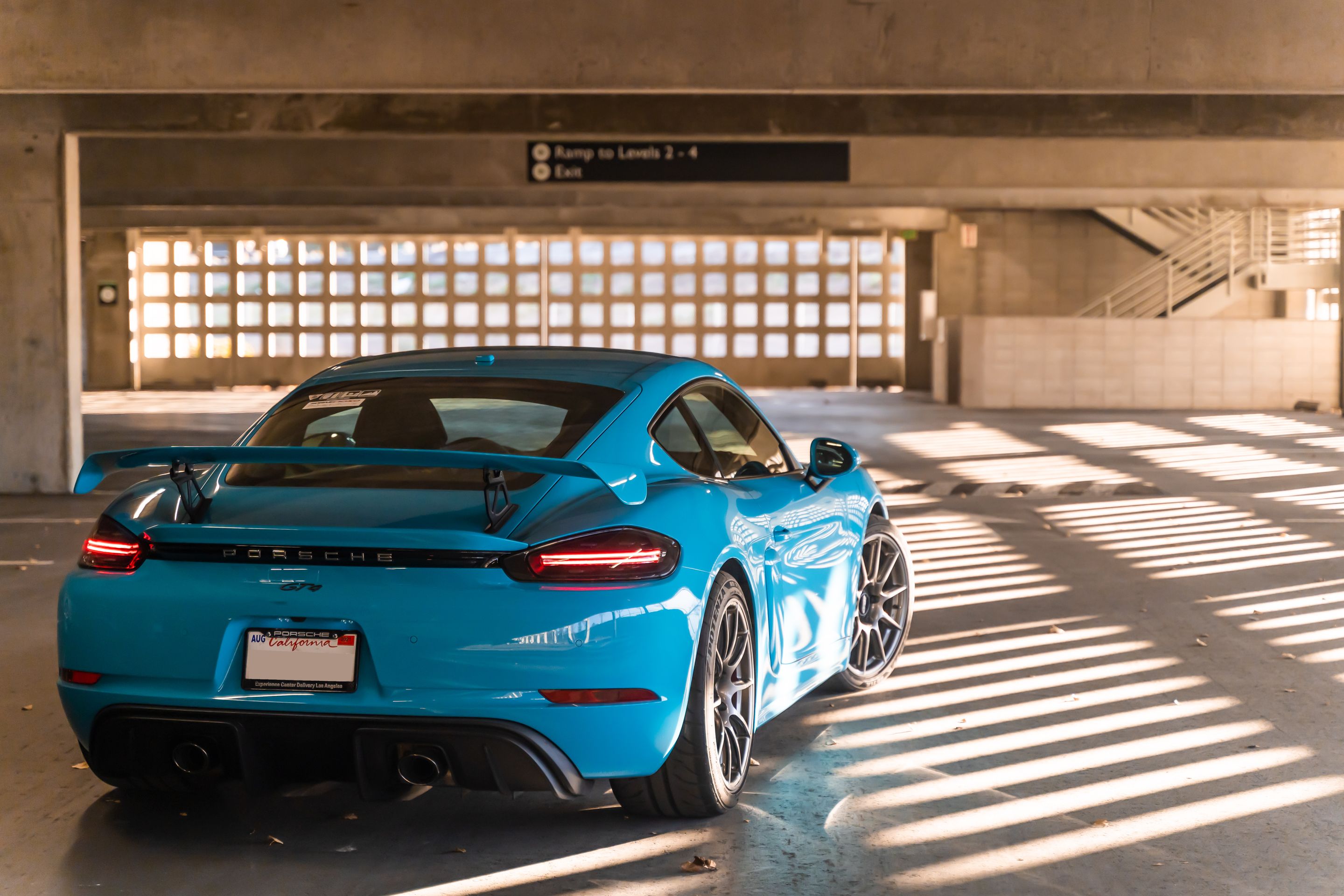 Blue Porsche 718 Cayman GT4 with 19" SM-10 Apex wheels in Anthracite