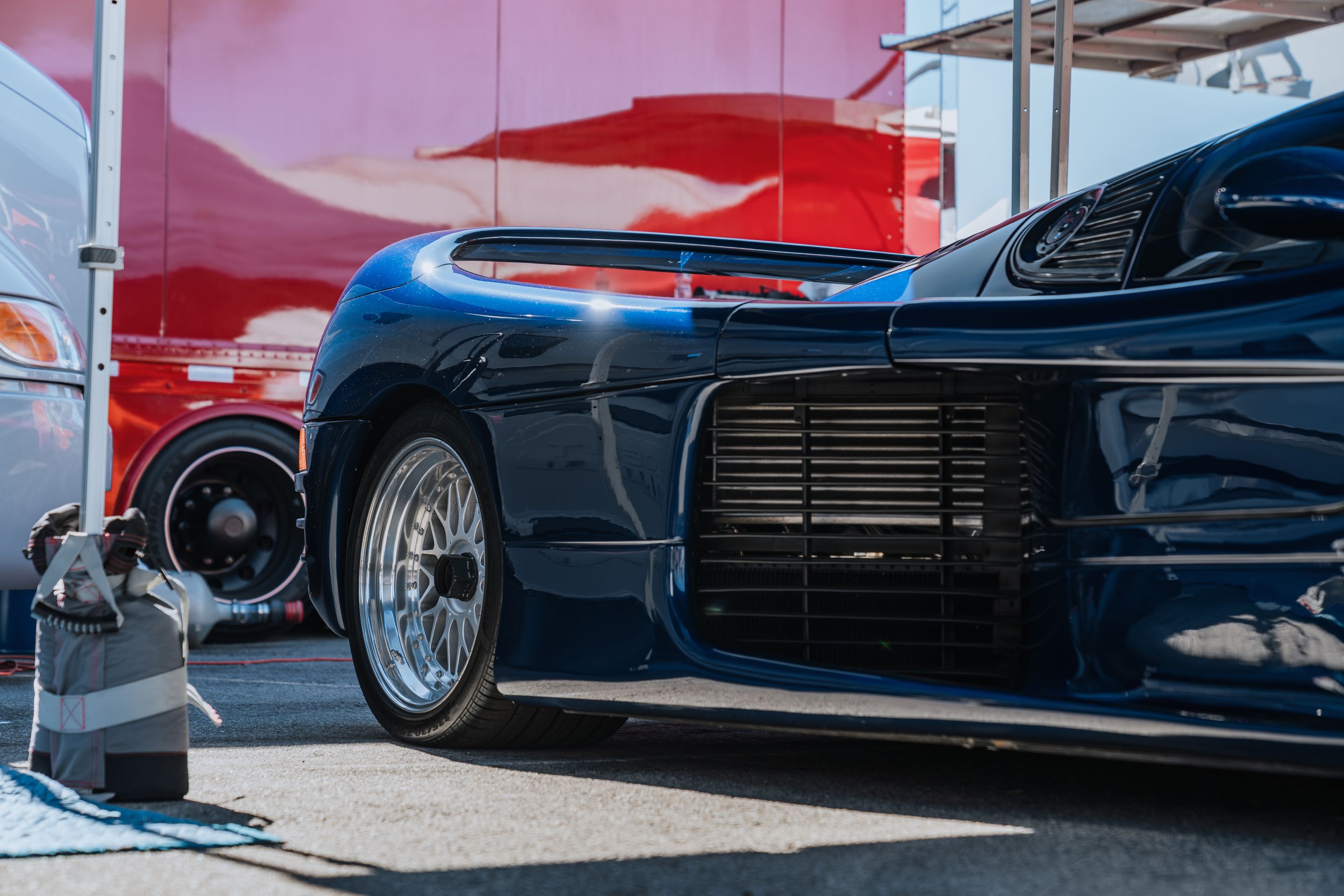 White Porsche 911 996 GT2 with 18" EC-7RS Apex wheels in Anthracite