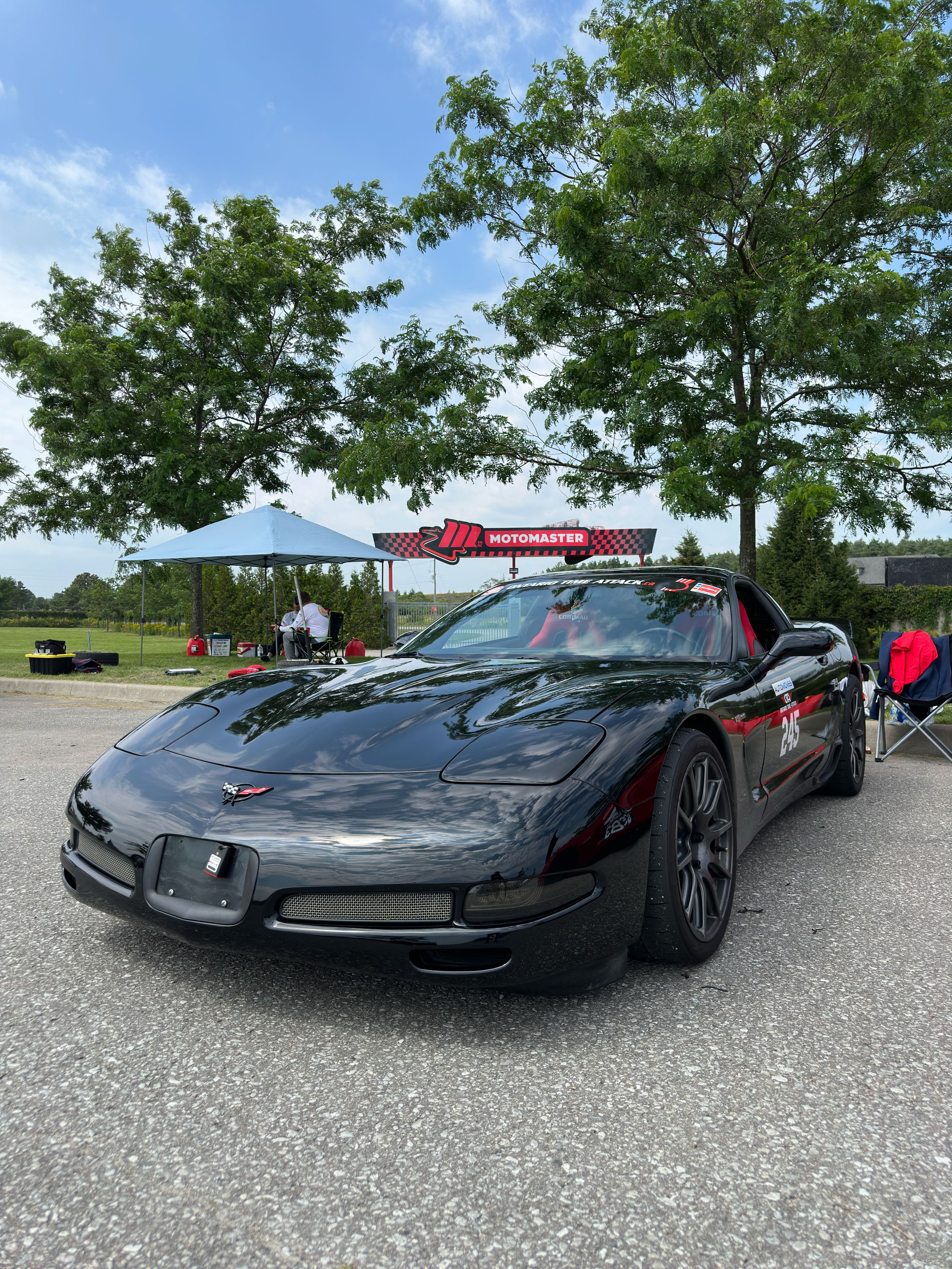 Black Chevrolet C5 Corvette Base/Z51 with 18" SM-10 Apex wheels in Anthracite