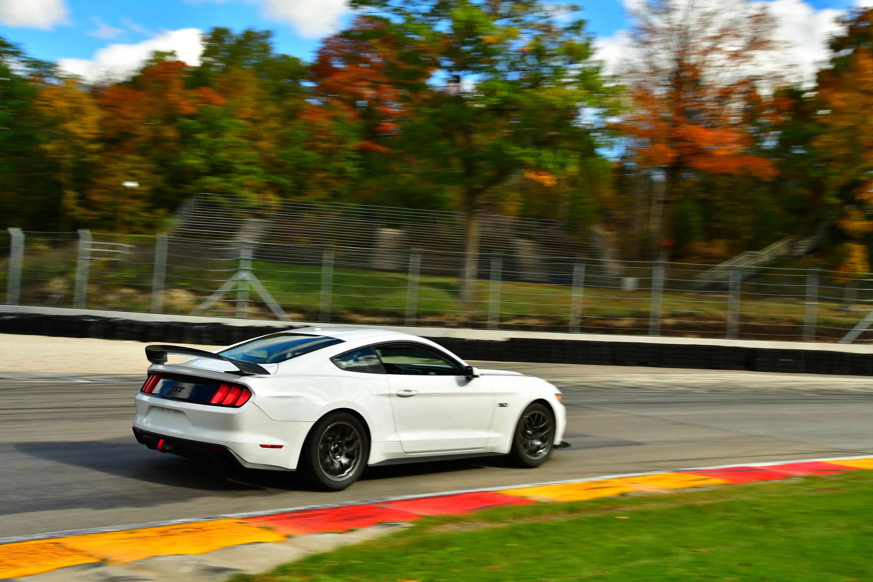 White Ford S550 Mustang GT with 18" EC-7 Apex wheels in Anthracite