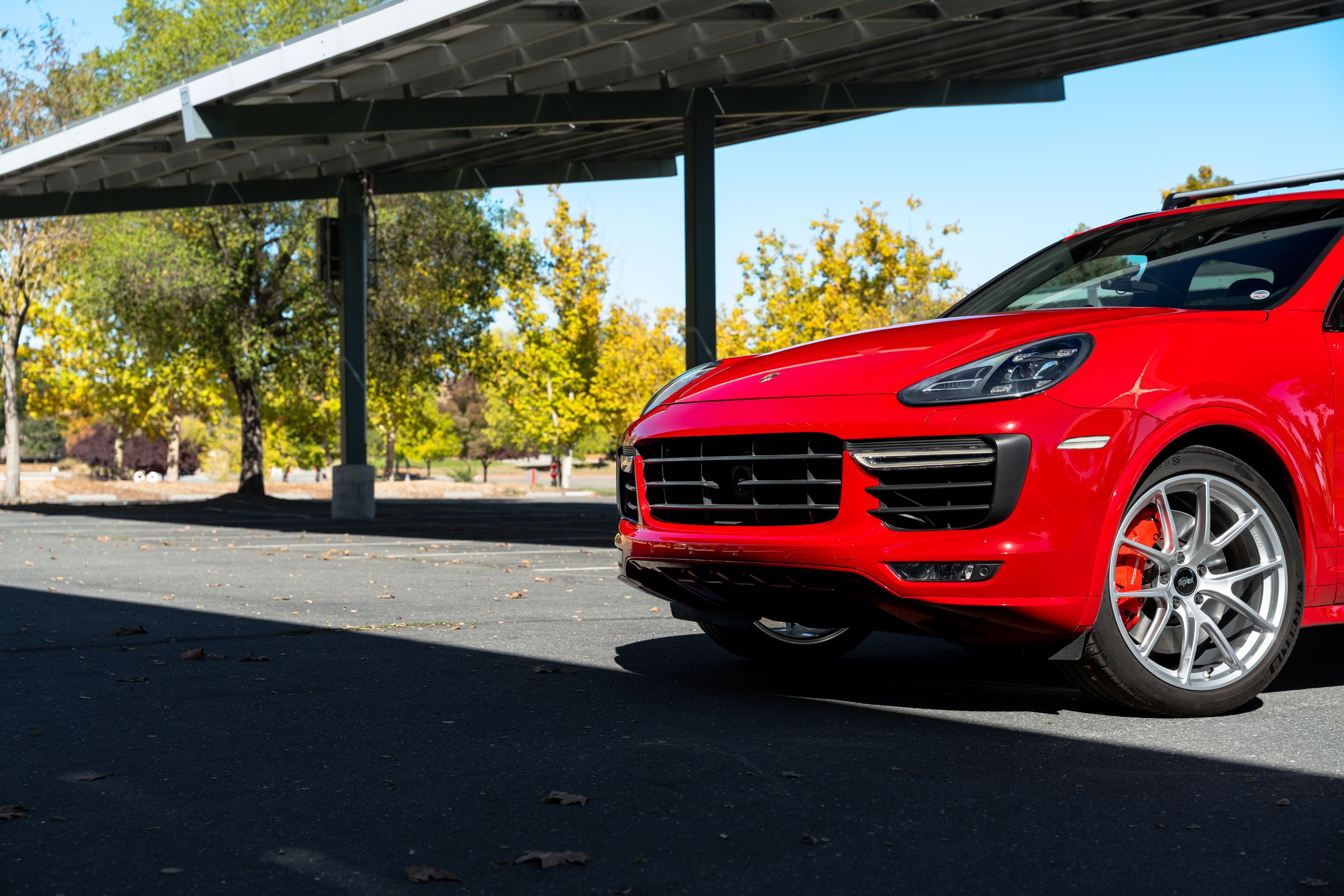 Red Porsche 958 Cayenne with 21" VS-5RX Apex wheels in Race Silver