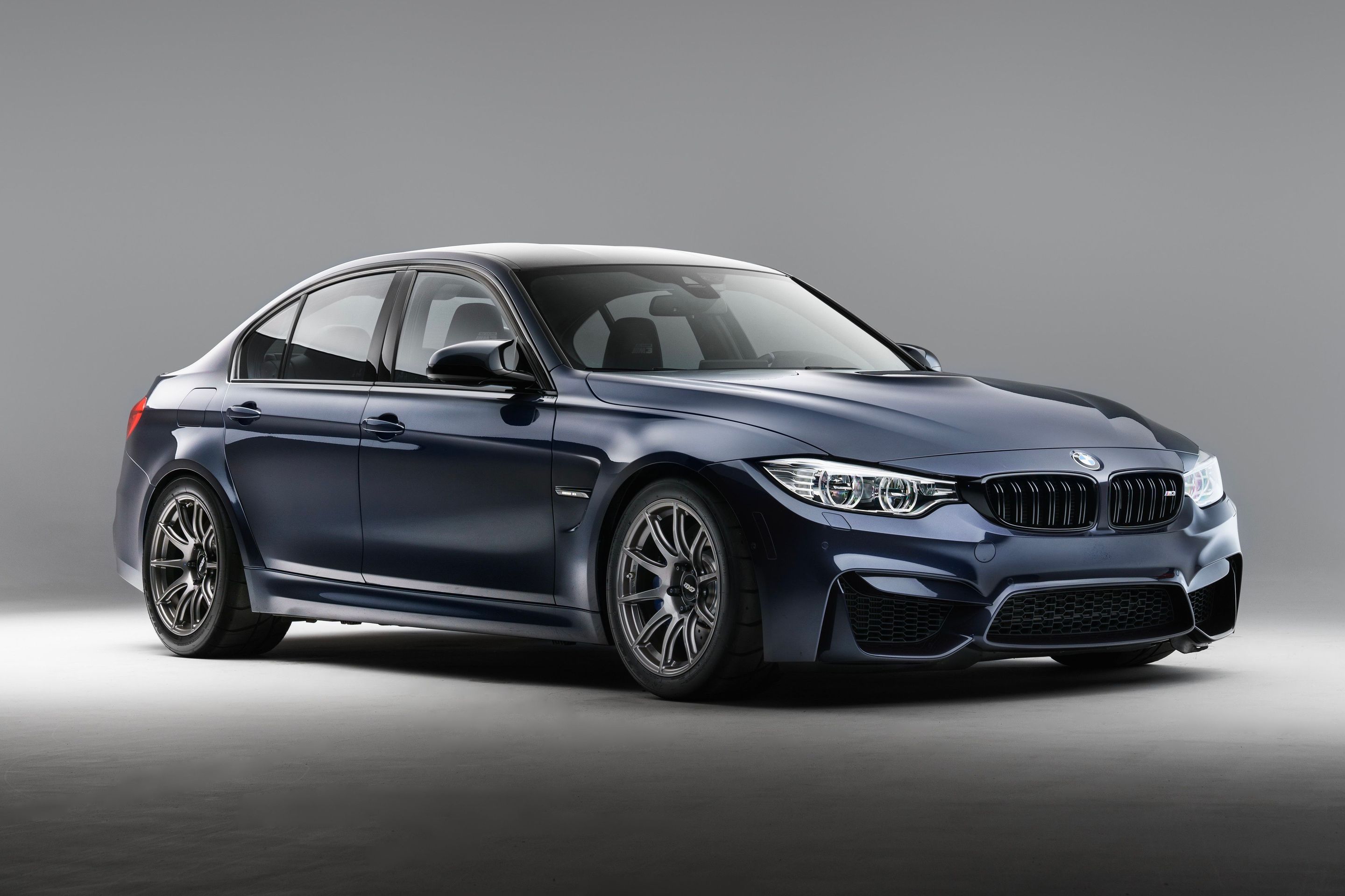 Blue BMW F80 M3 with 18" SM-10 Apex wheels in Anthracite