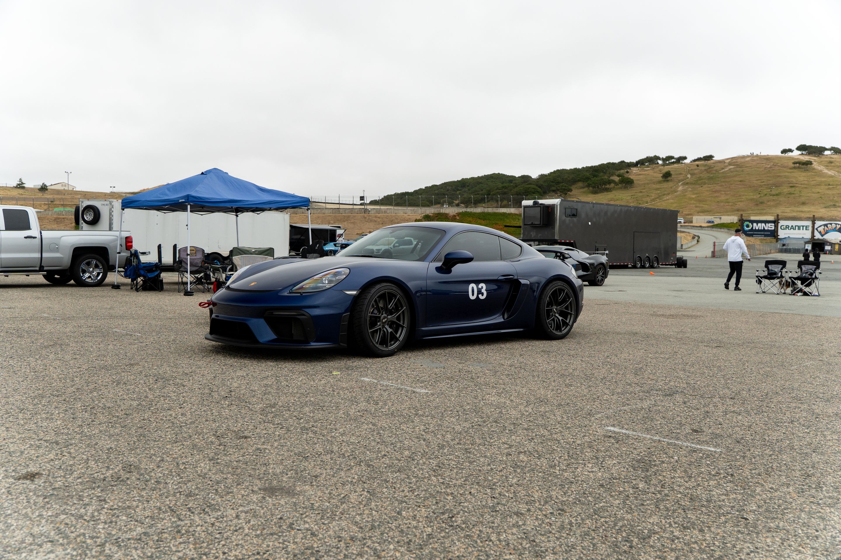 Blue Porsche 718 Cayman GT4 with 19" VS-5RS Apex wheels in Anthracite