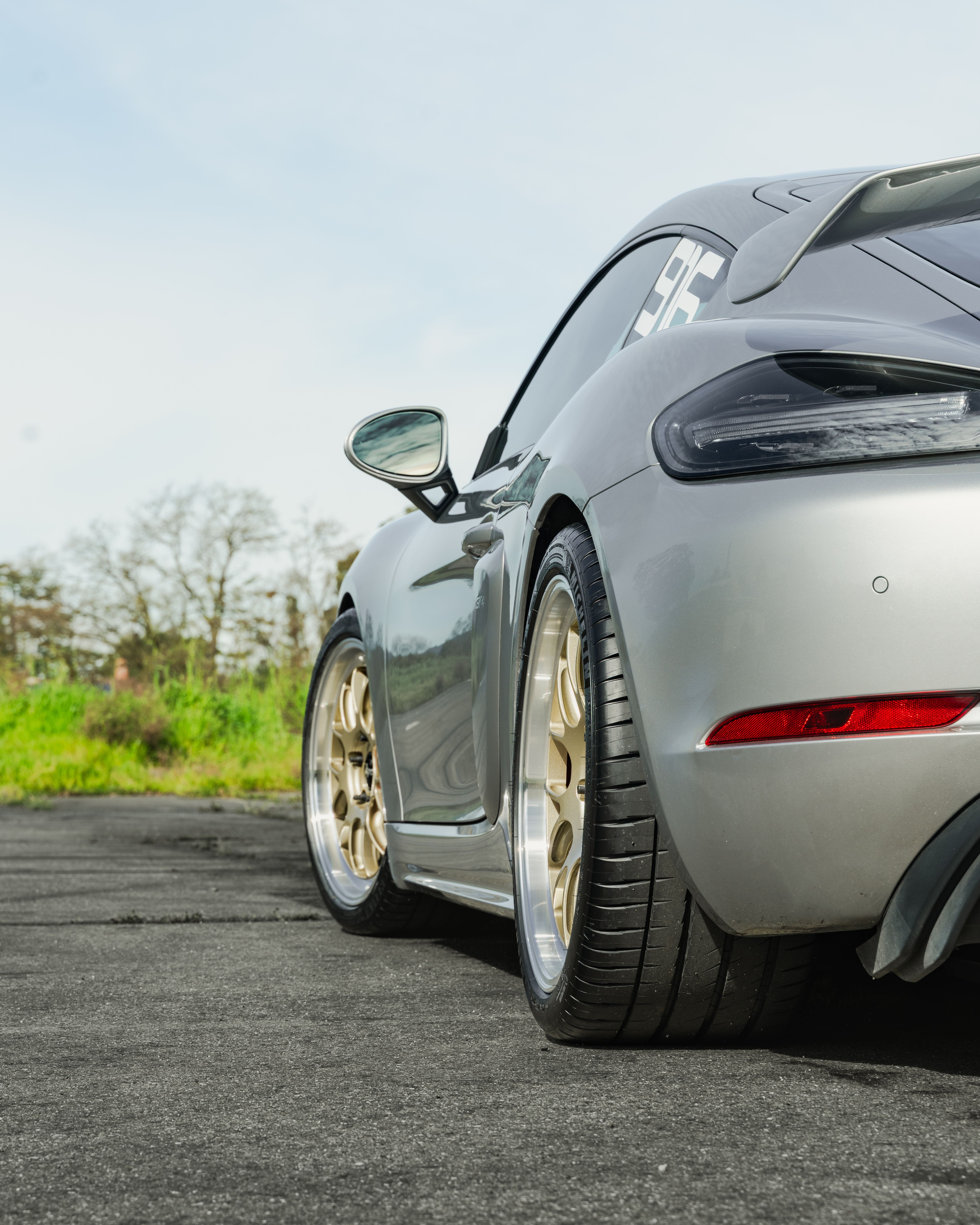 Porsche 718 Cayman GT4 with 19