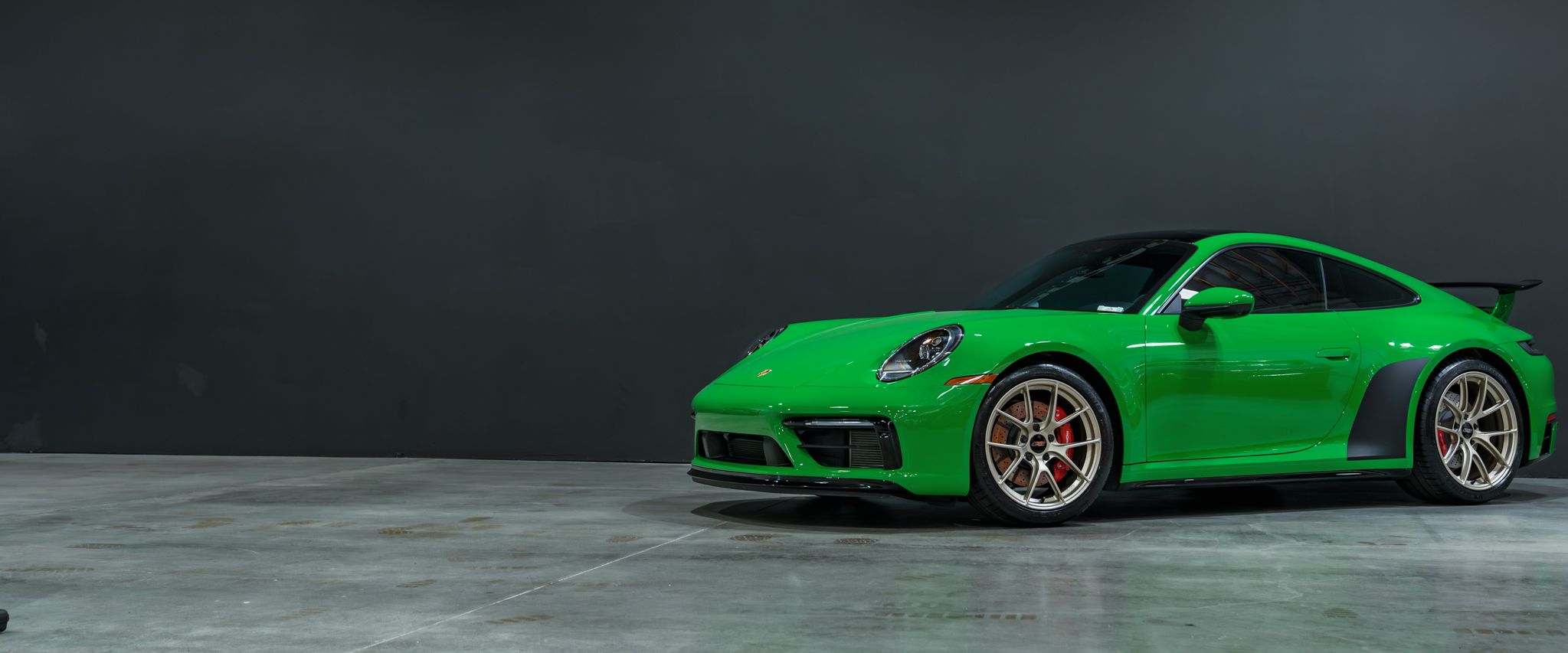 Green Porsche 911 992.1 Carrera S with 19"/20" VS-5RS Apex wheels in Motorsport Gold