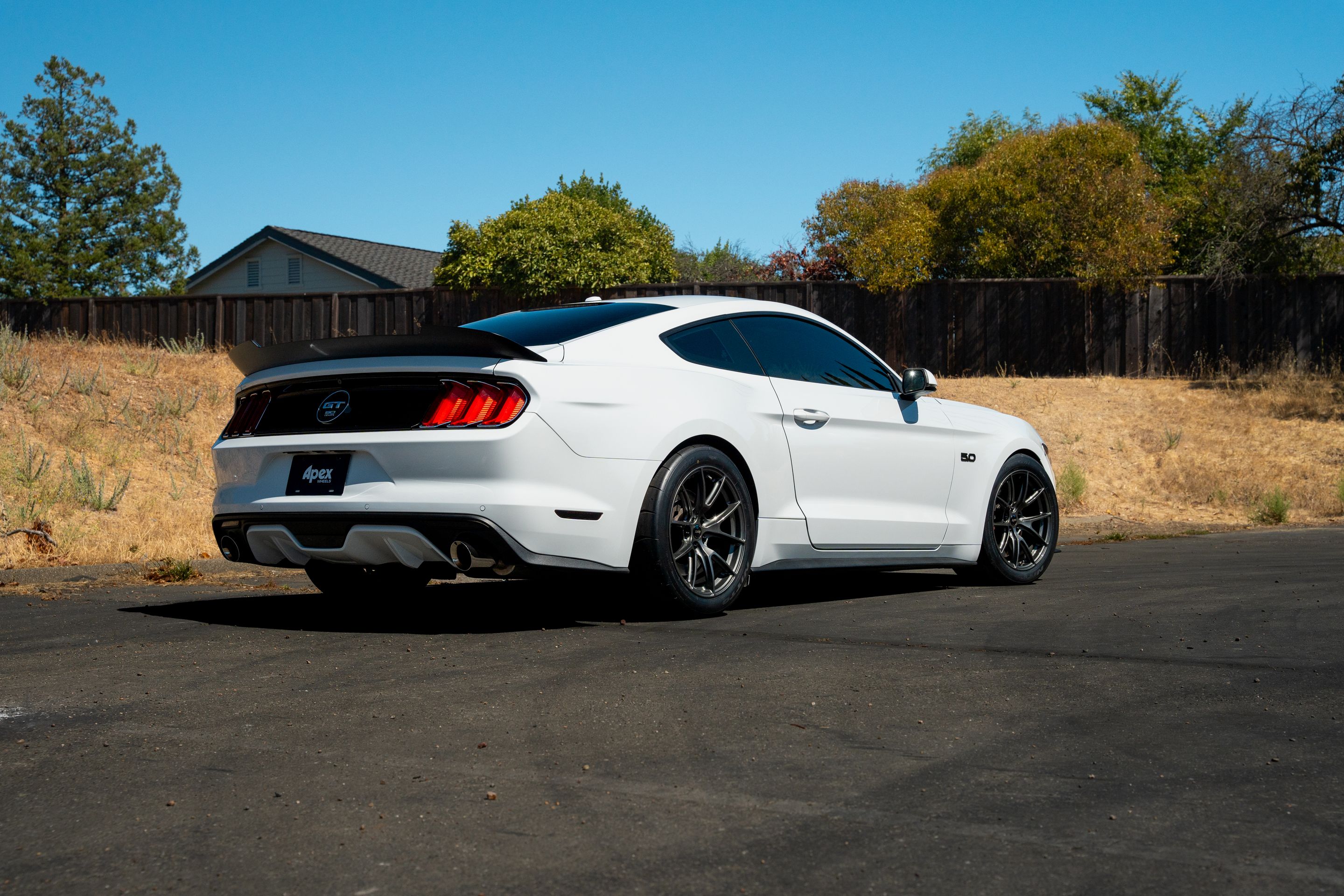 White Ford S550 Mustang GT with 18" VS-5 Apex wheels in Anthracite