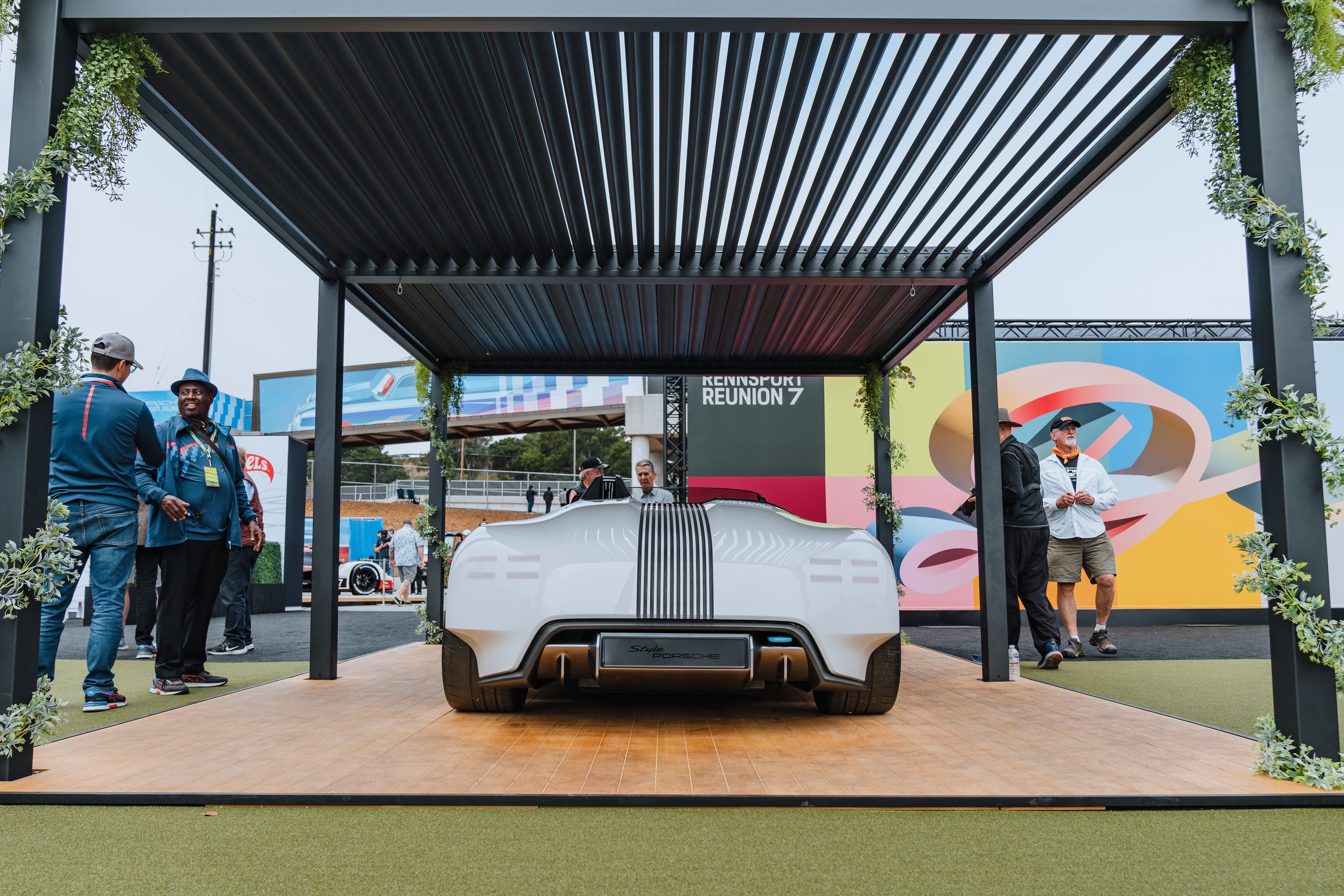 White Porsche 911 996 GT2 with 18" EC-7RS Apex wheels in Anthracite