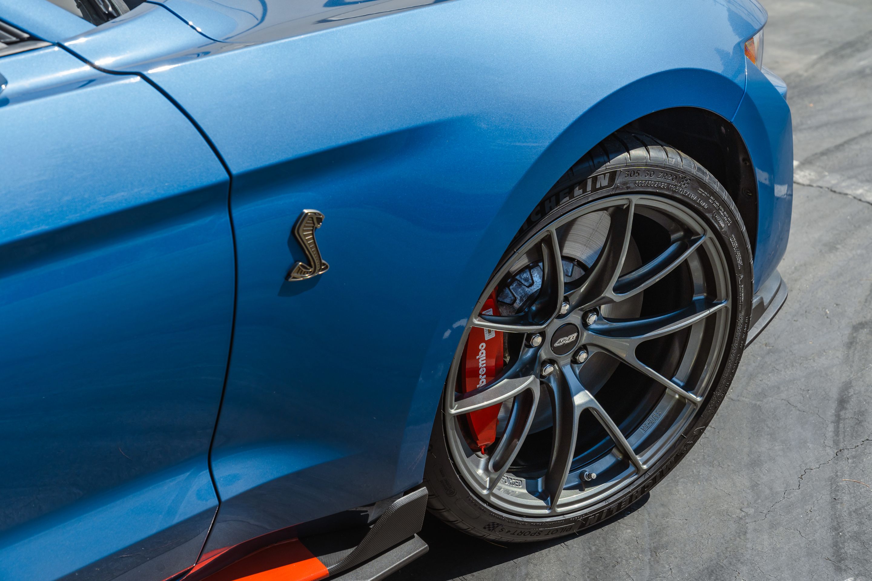 Blue Ford S550 Mustang GT500 with 20" VS-5RS Apex wheels in Anthracite
