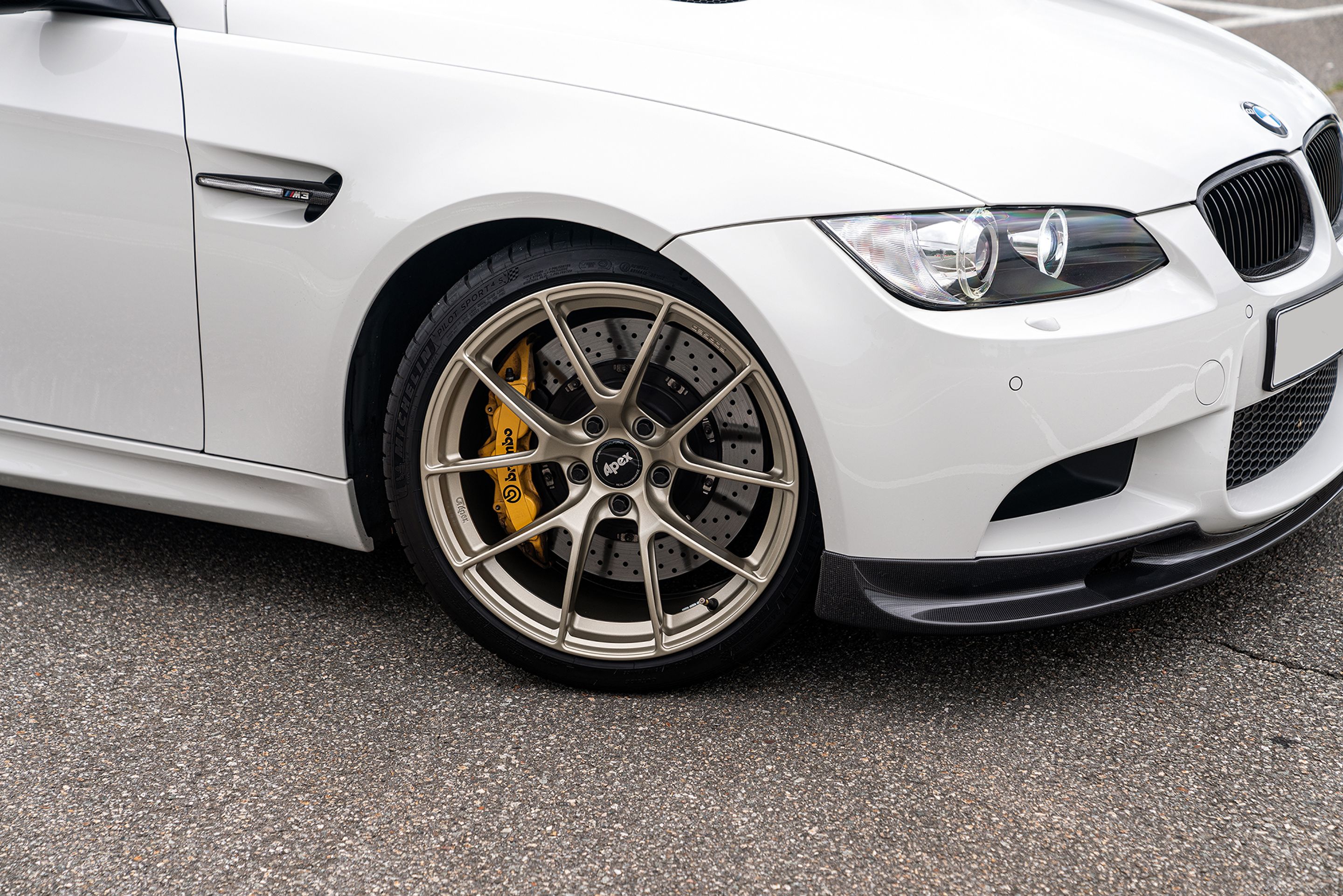 White BMW E92 Coupe M3 with 19" VS-5RS Apex wheels in Motorsport Gold