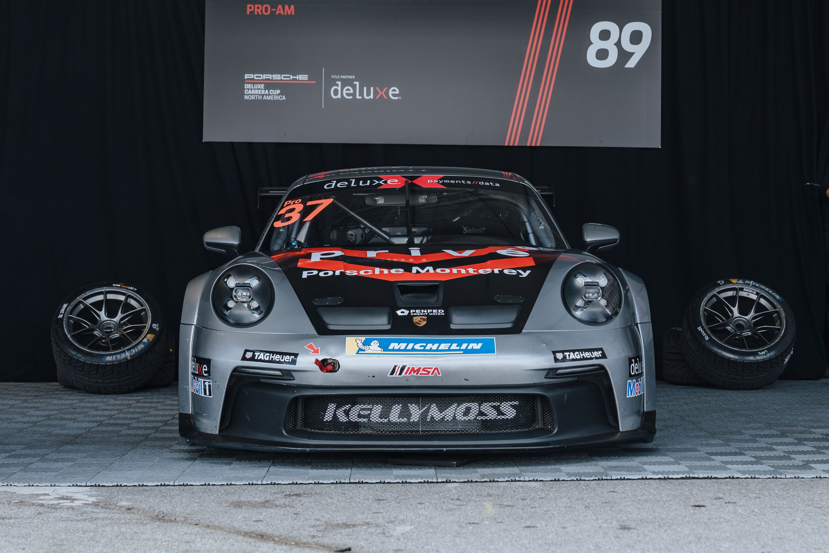 White Porsche 911 996 GT2 with 18" EC-7RS Apex wheels in Anthracite