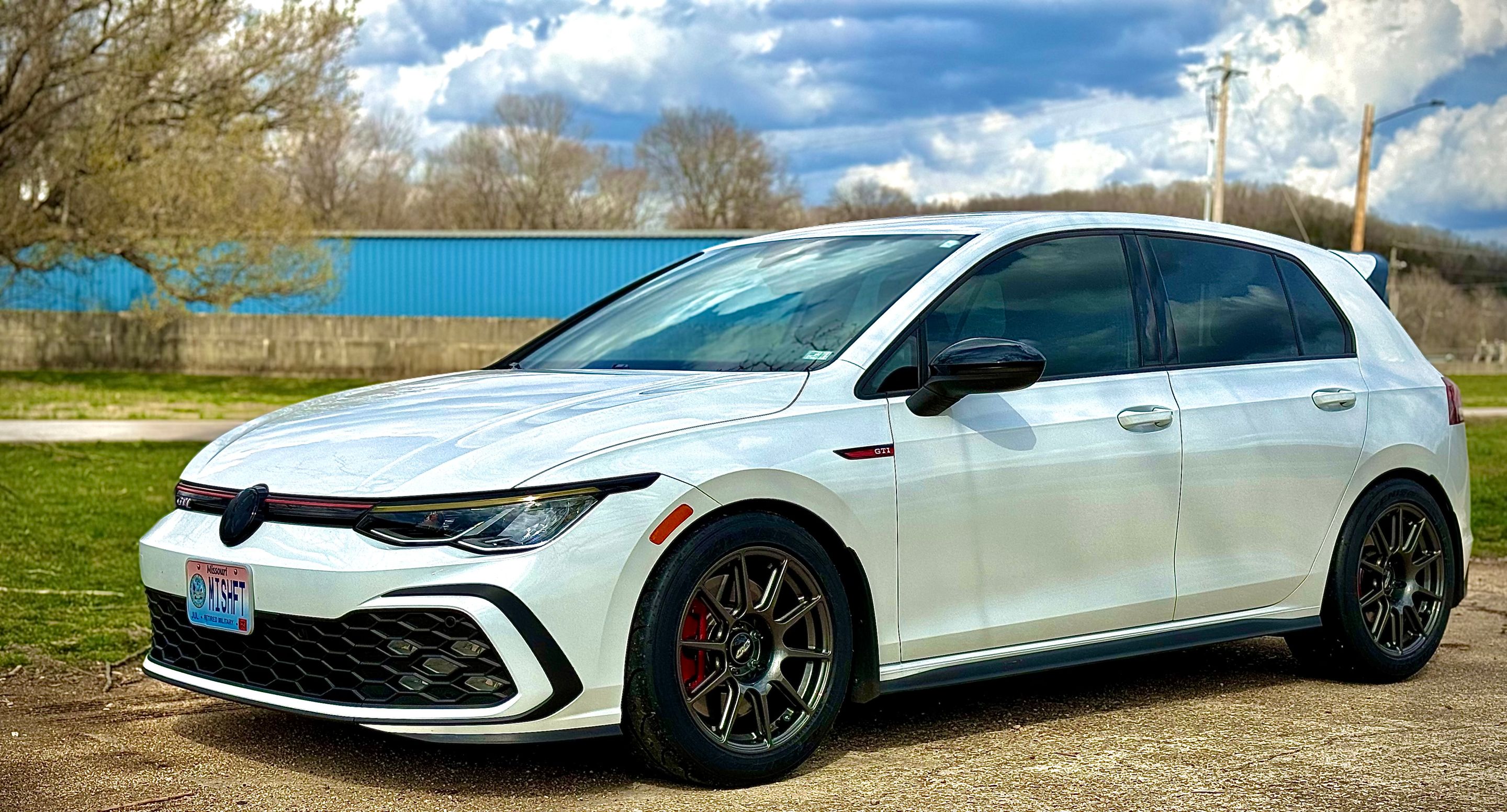 White VW MK8 GTI with 17" SM-10 Apex wheels in Anthracite