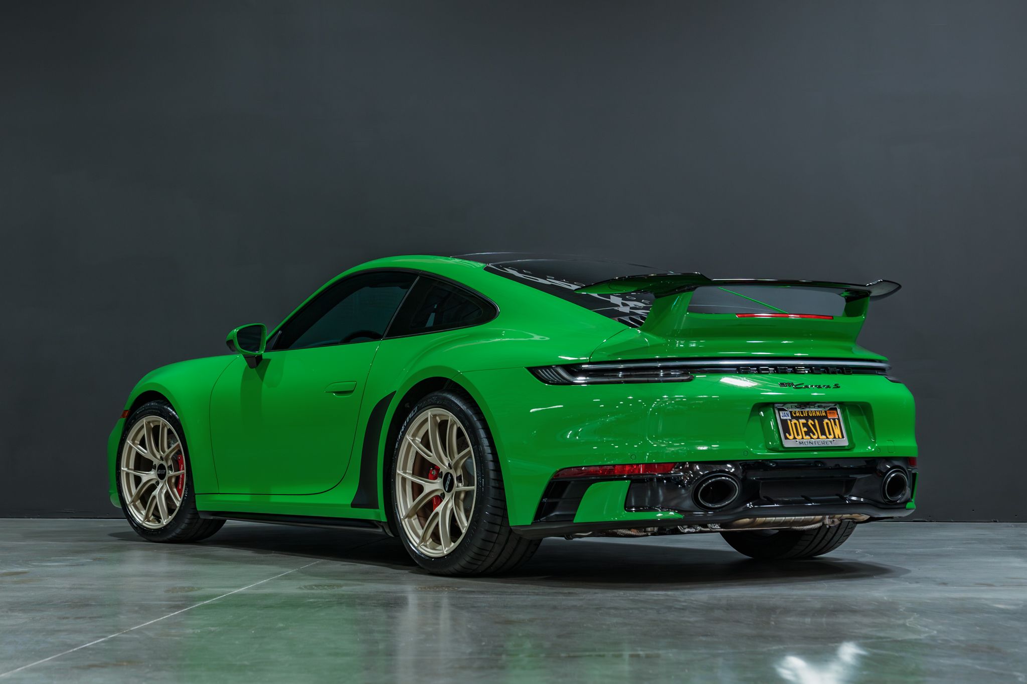 Green Porsche 911 992.1 Carrera S with 19"/20" VS-5RS Apex wheels in Motorsport Gold