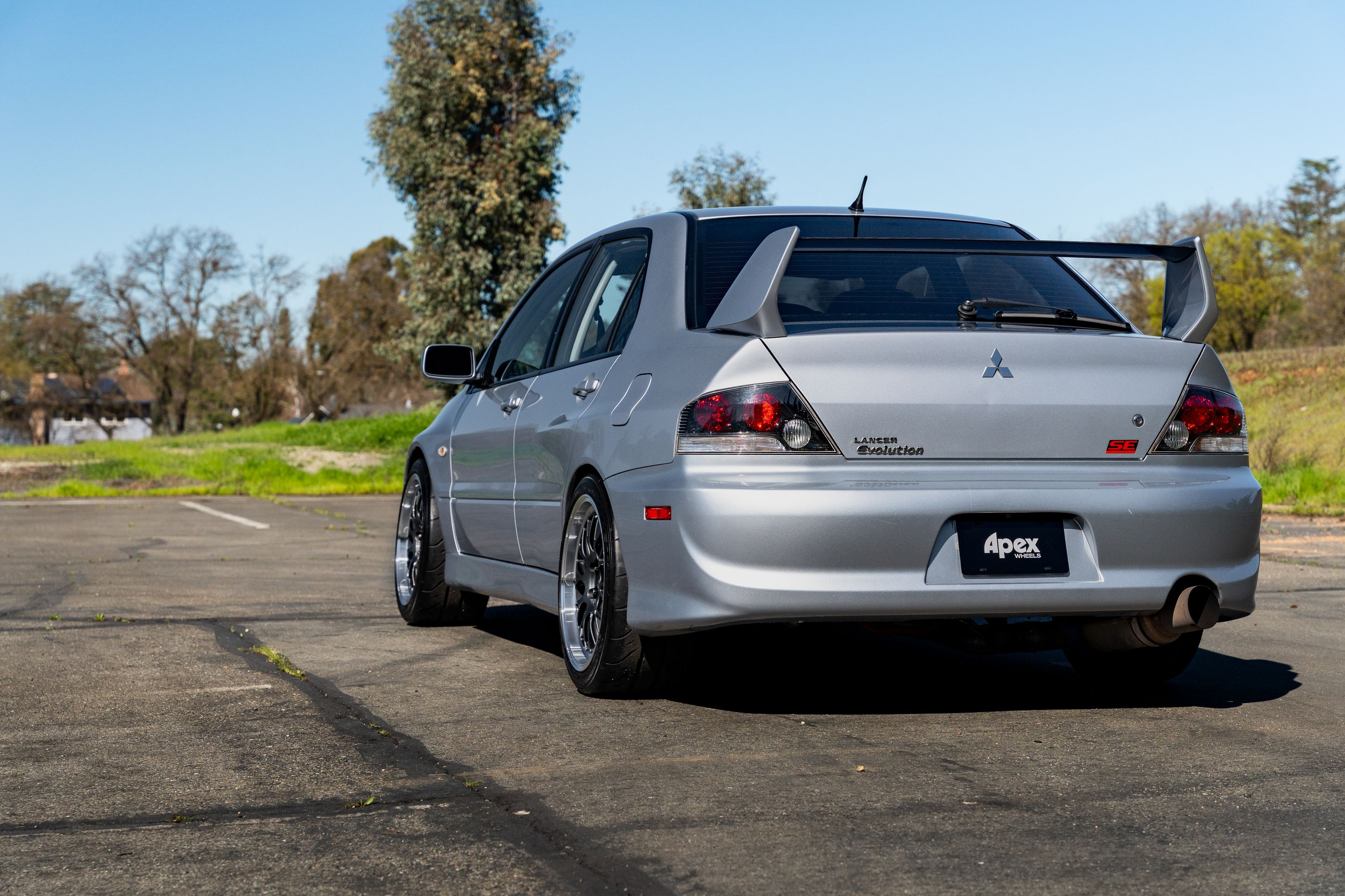 Silver Mitsubishi Lancer Evolution IX with 18" ML-10RT Apex wheels in Machined Lip Anthracite