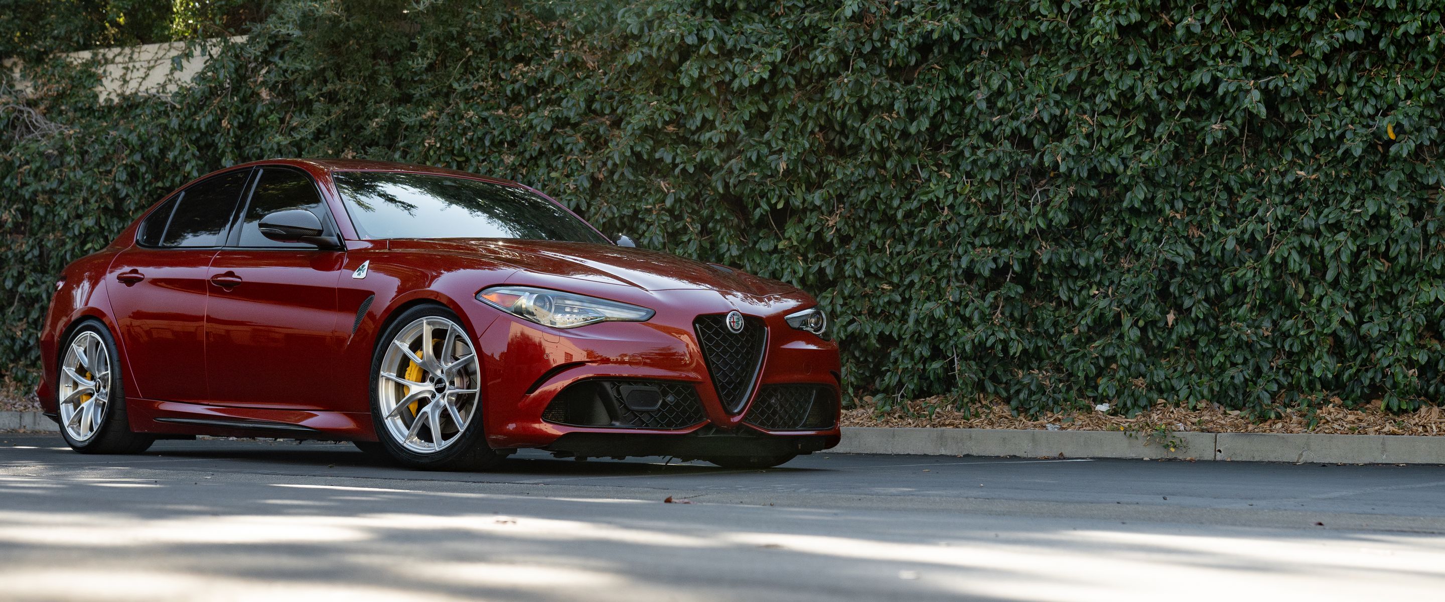 Red Alfa Romeo Giulia Quadrifoglio with 19" VS-5RS Apex wheels in Brushed Clear