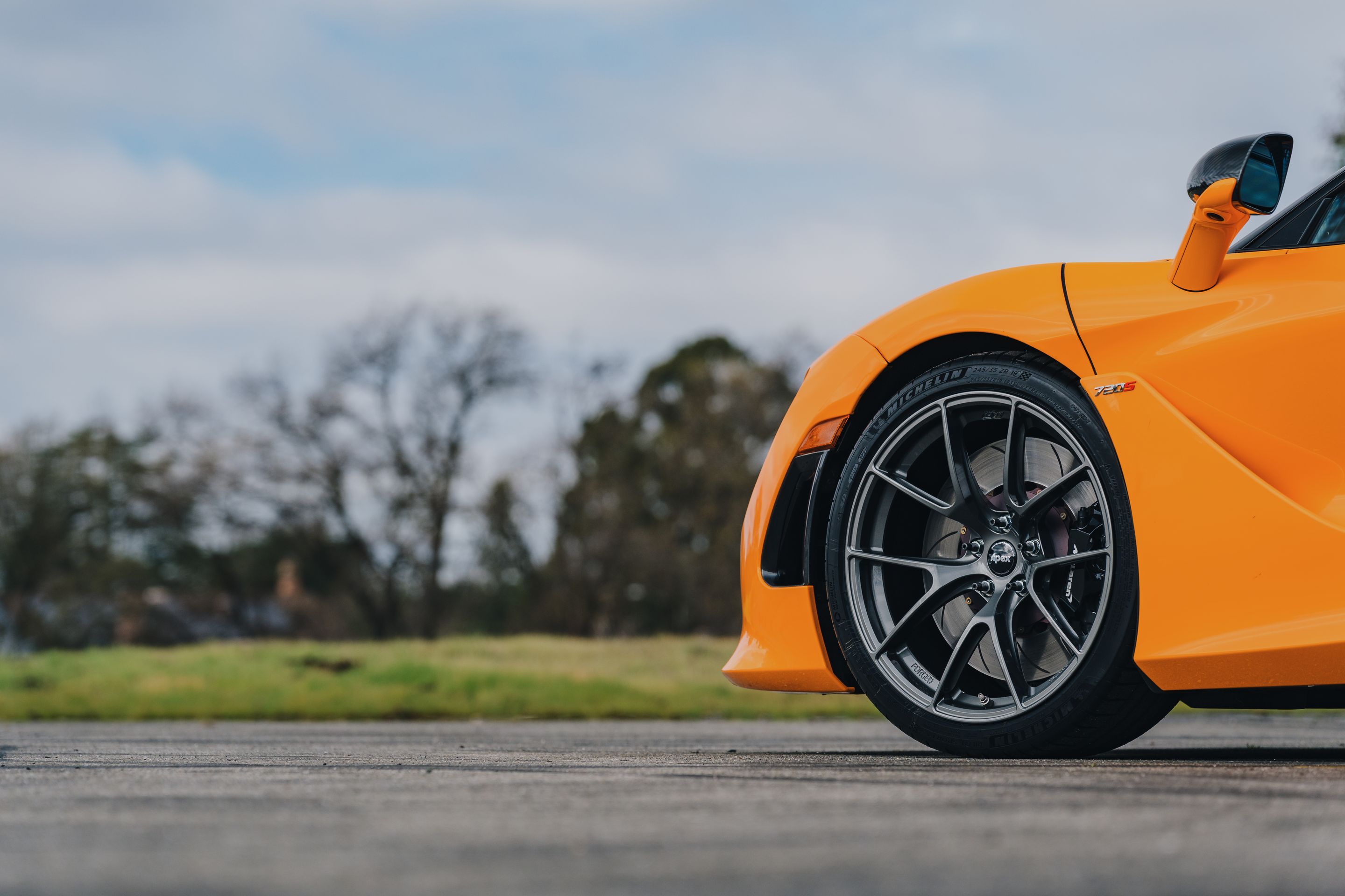Orange McLaren 720S with 19"/20" VS-5RS Apex wheels in Anthracite
