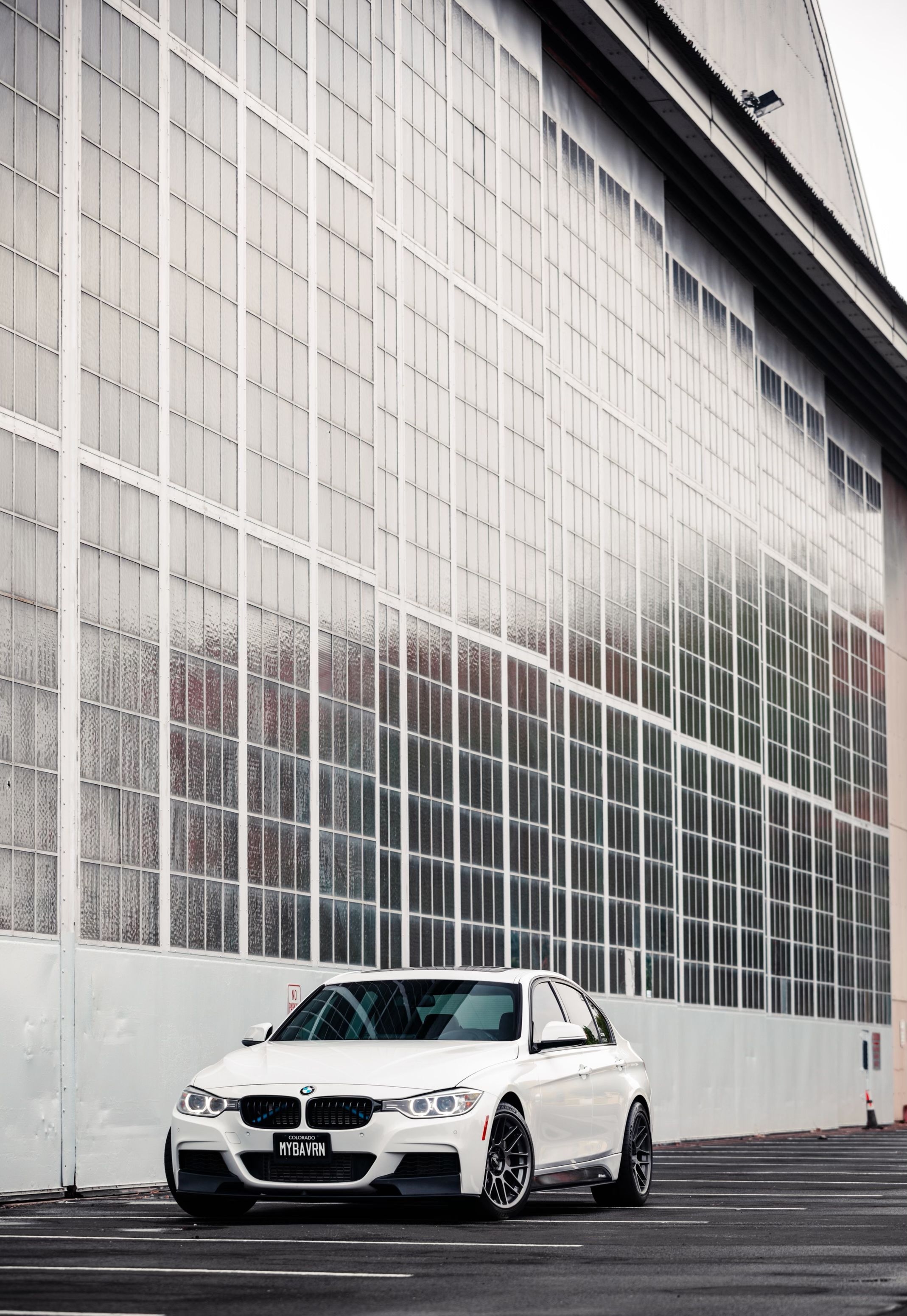 White BMW F30 Sedan 3 Series with 18" ARC-8 Apex wheels in Anthracite