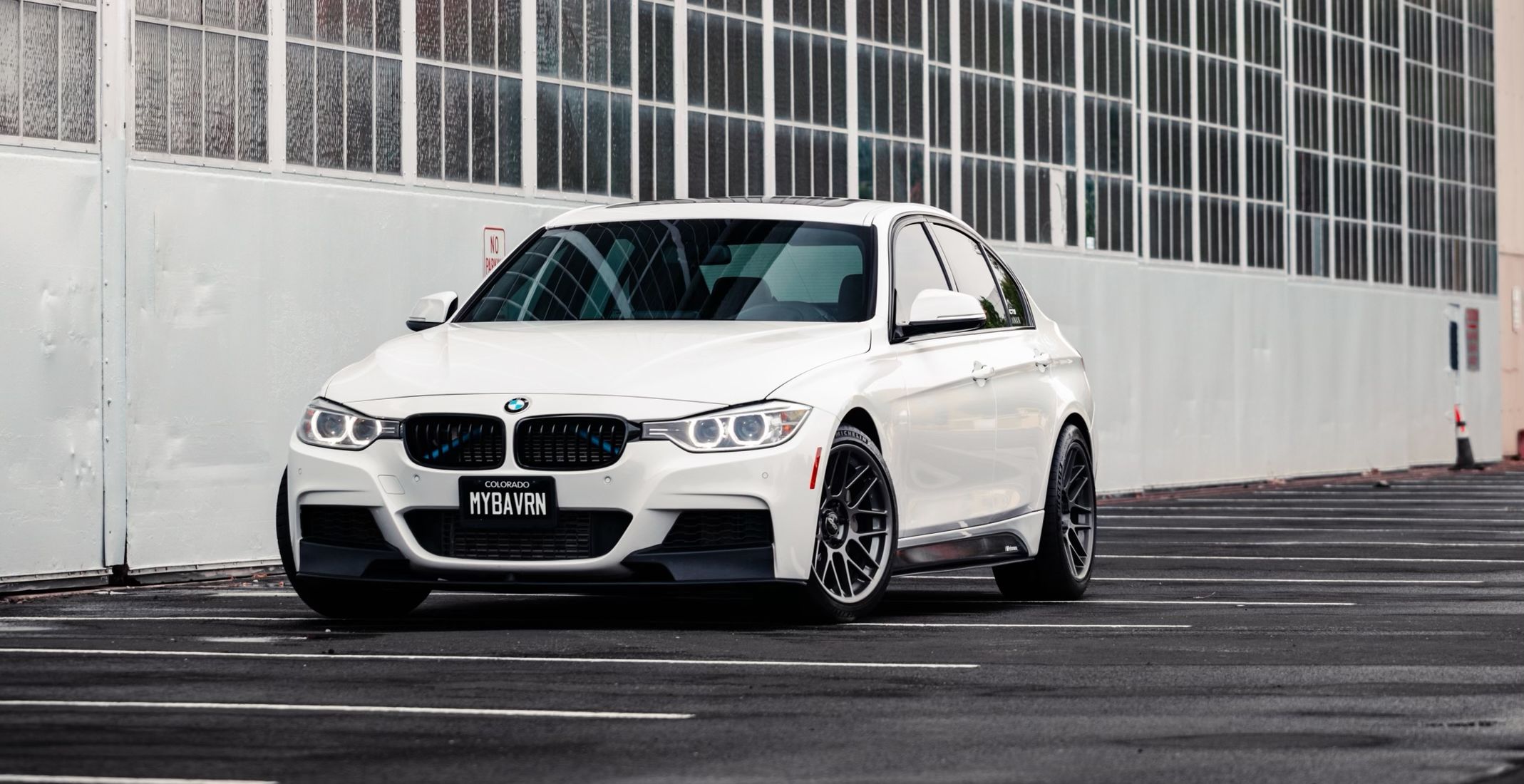 White BMW F30 Sedan 3 Series with 18" ARC-8 Apex wheels in Anthracite