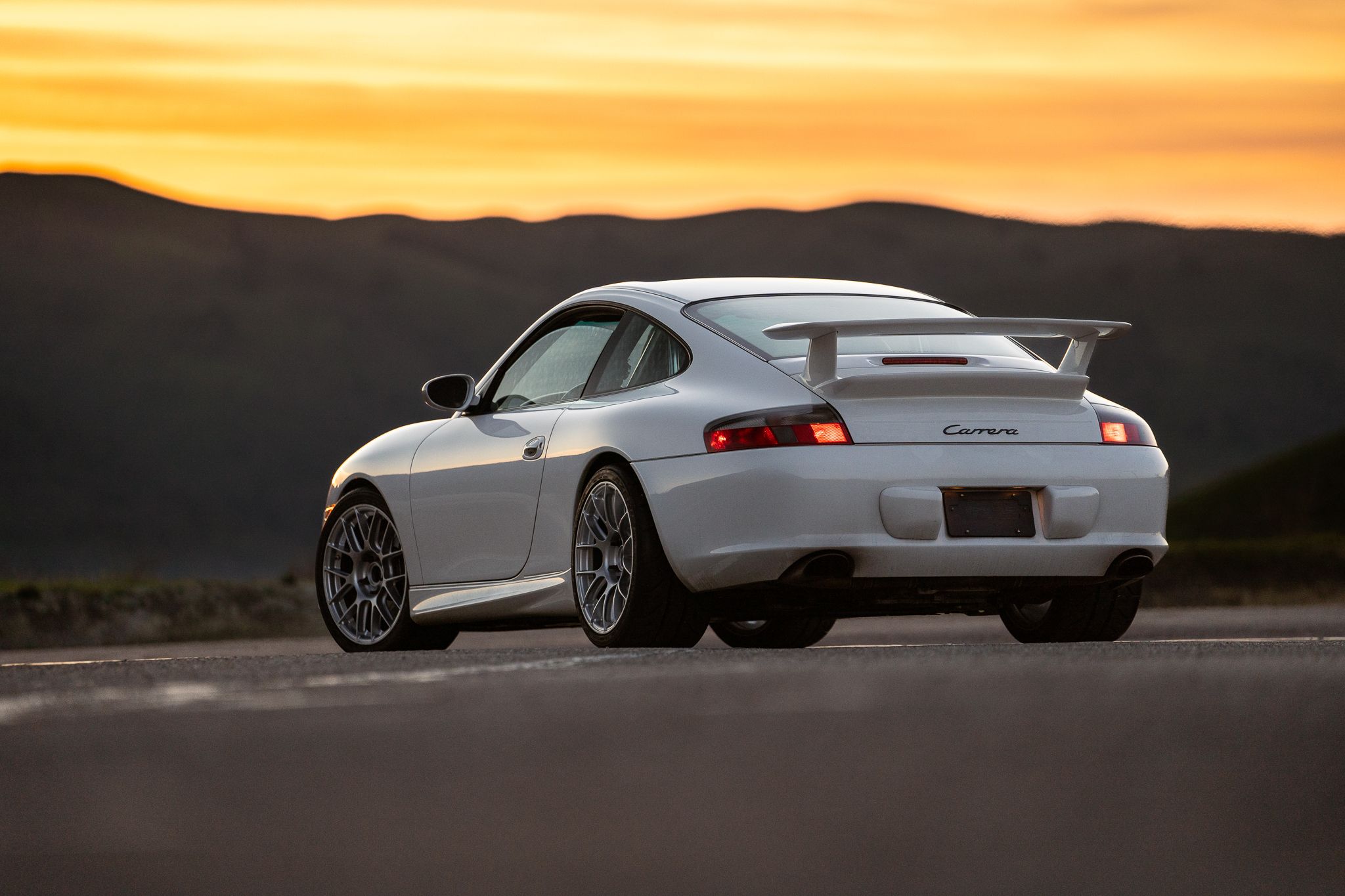 White Porsche 911 996 Carrera with 18" EC-7RS Apex wheels in Race Silver