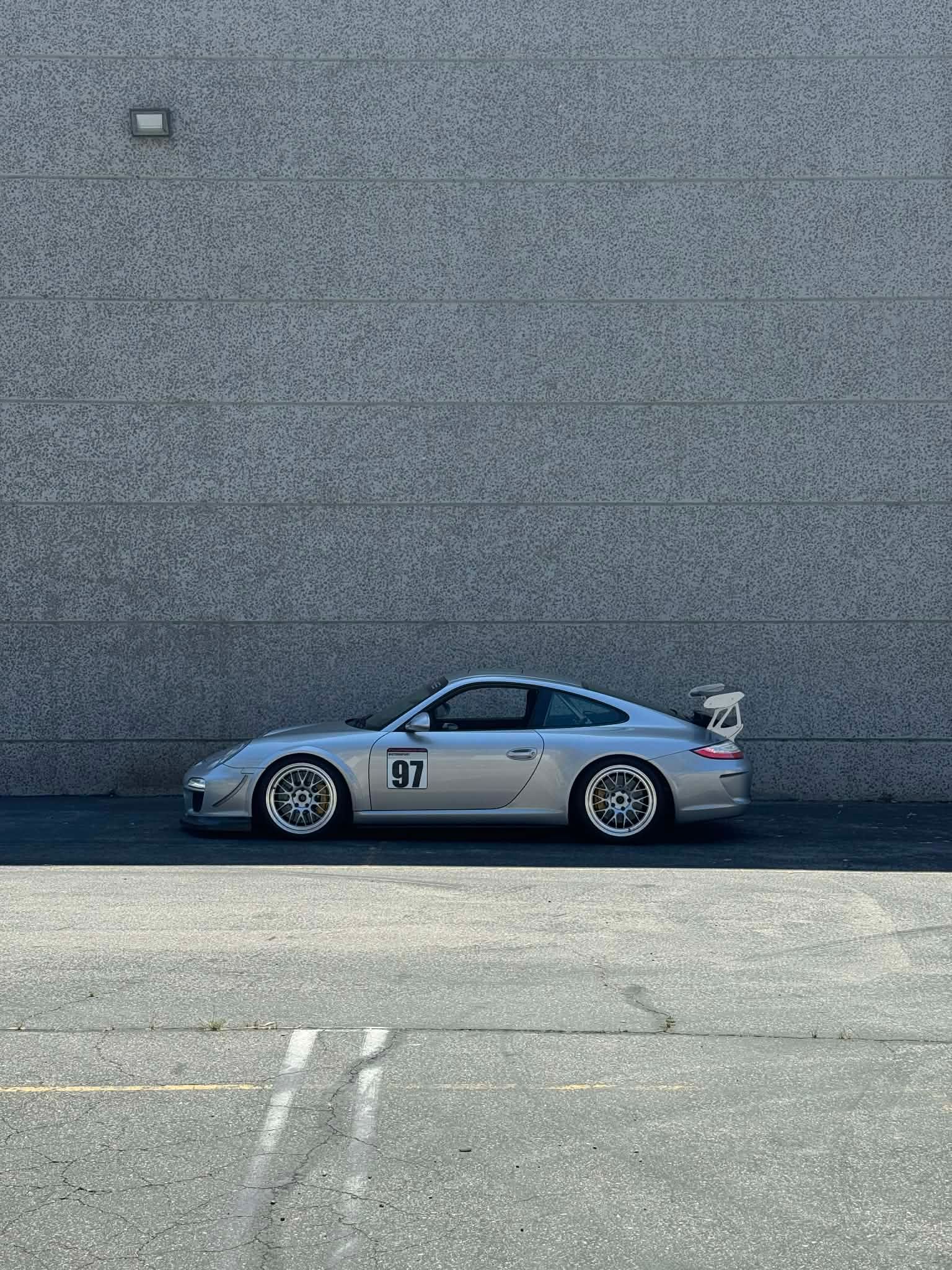 Silver Porsche 911 997 GT3 with 19" ML-10RT Apex wheels in Machined Lip Race Silver