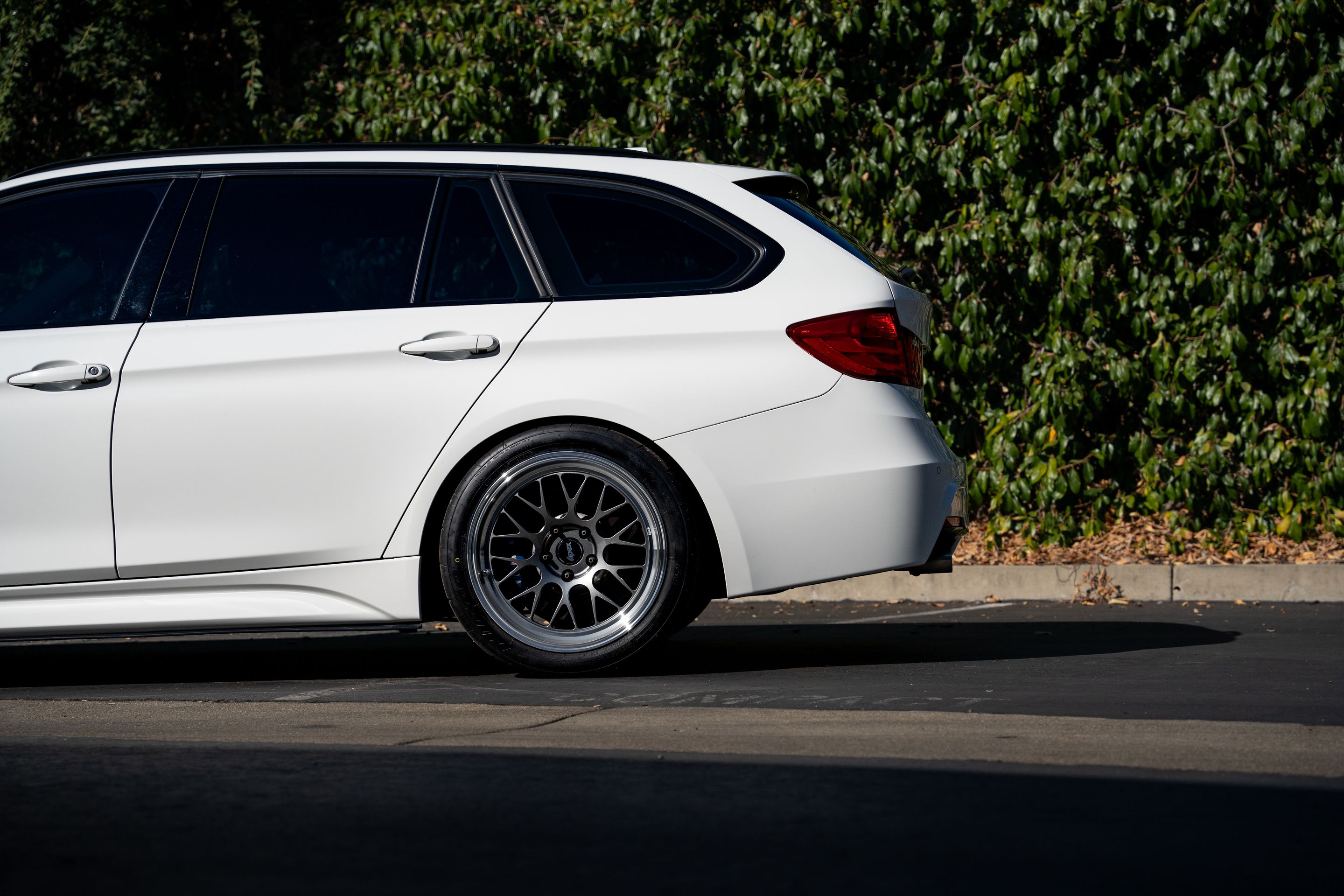 White BMW F31 Wagon 3 Series with 18" ML-10RT Apex wheels in Machined Lip Anthracite