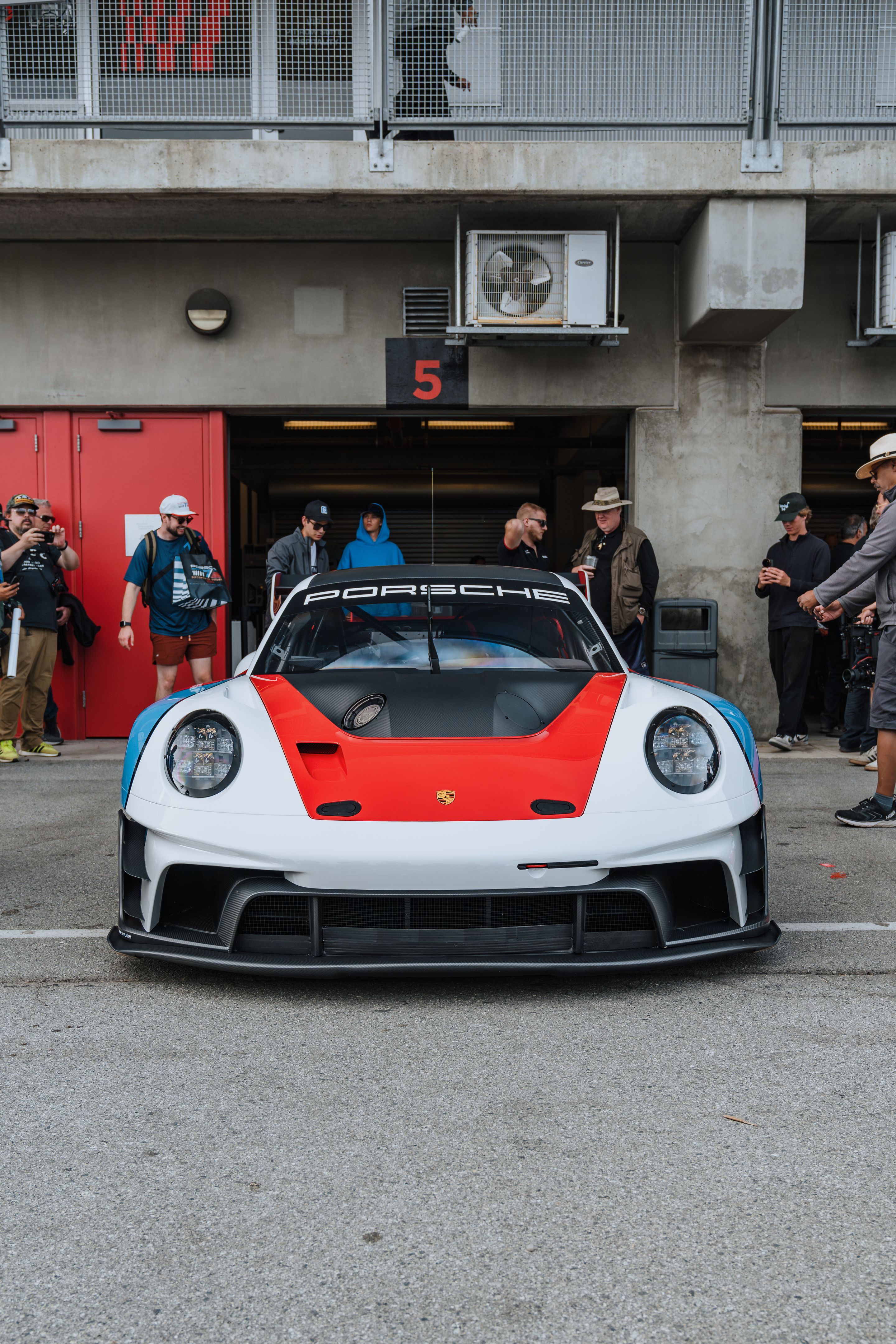 White Porsche 911 996 GT2 with 18" EC-7RS Apex wheels in Anthracite