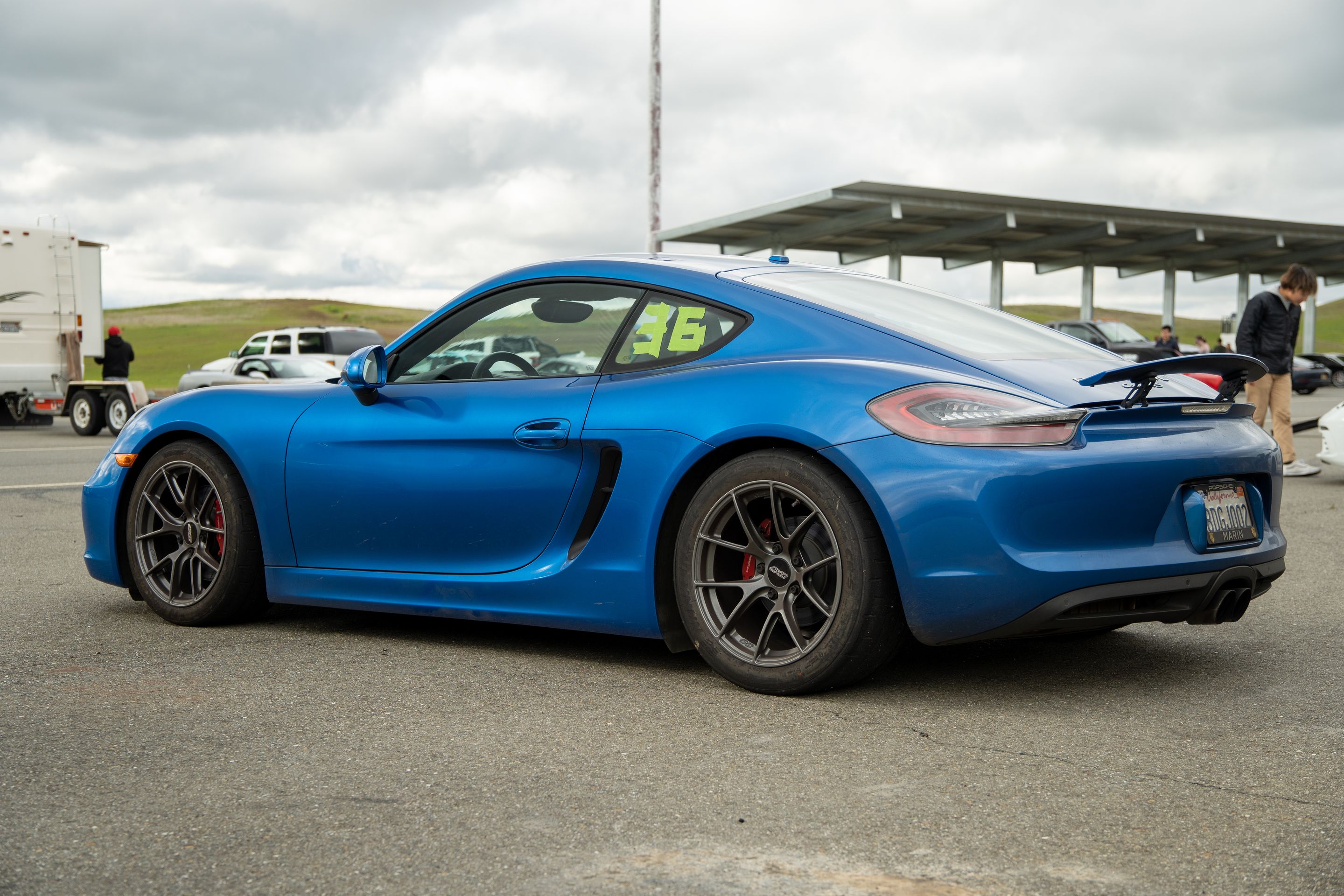 Blue Porsche 981 Cayman S with 18" VS-5RS Apex wheels in Anthracite