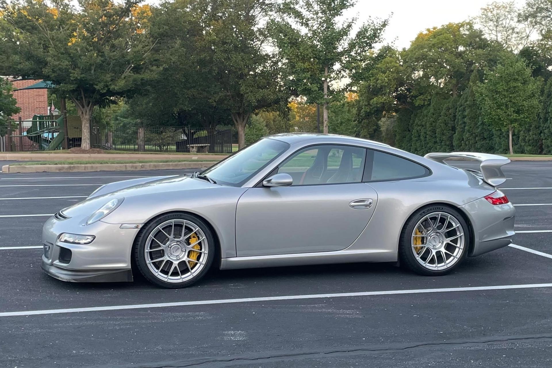 Porsche 911 997 GT3 with 19" EC-7RS in Race Silver