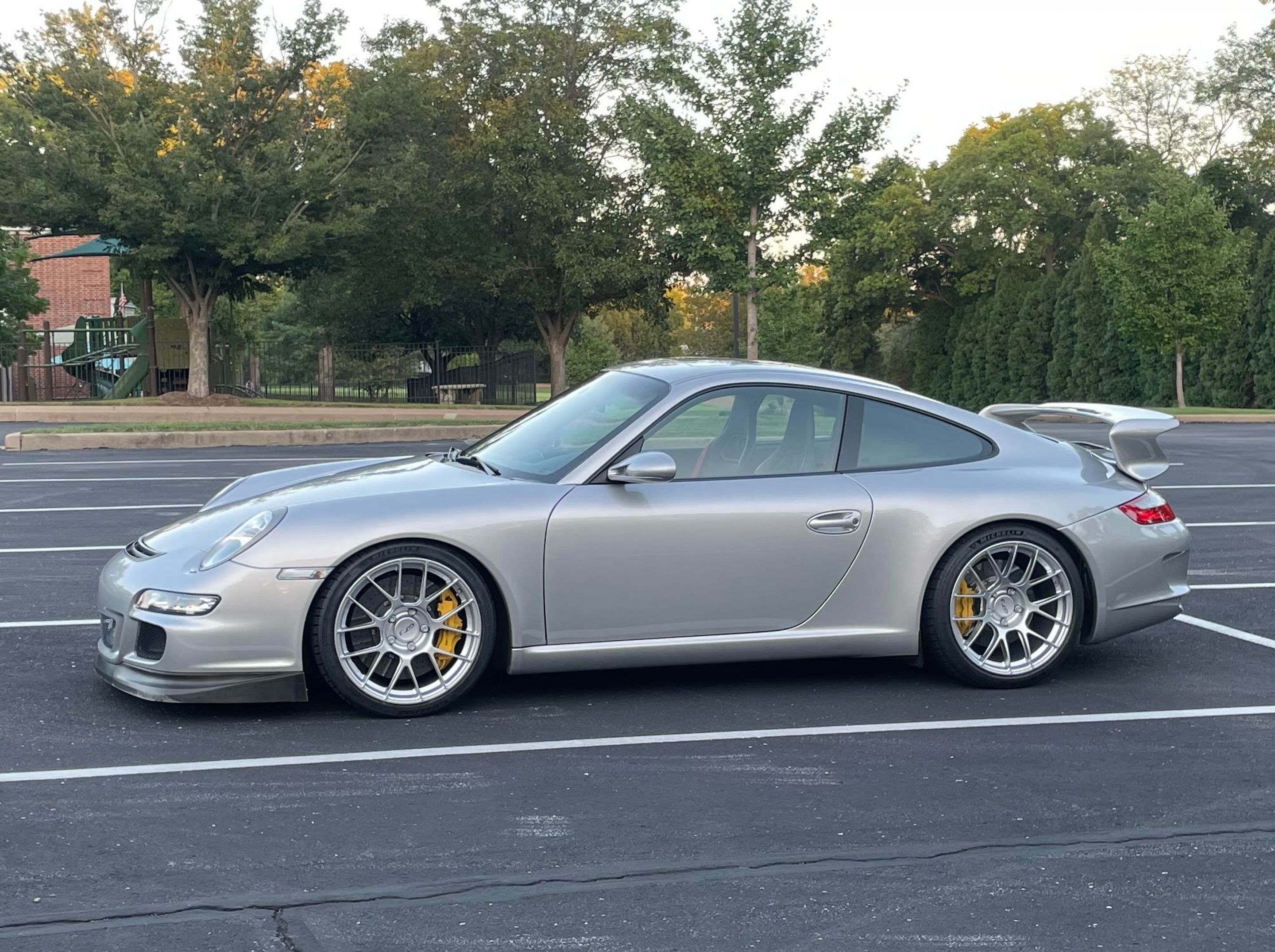 Silver Porsche 911 997 GT3 with 19" EC-7RS Apex wheels in Race Silver
