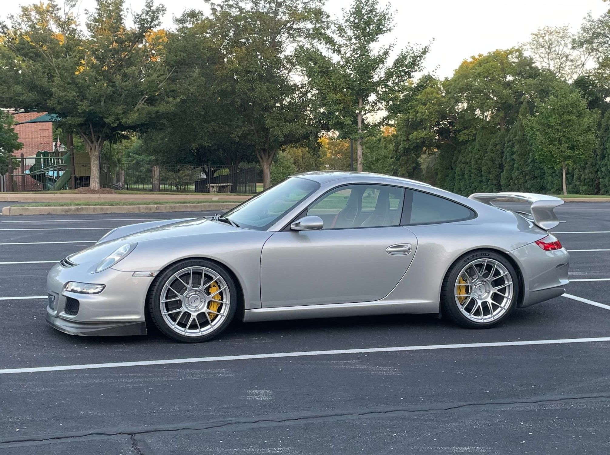 Silver Porsche 911 997 GT3 with 19" EC-7RS Apex wheels in Race Silver