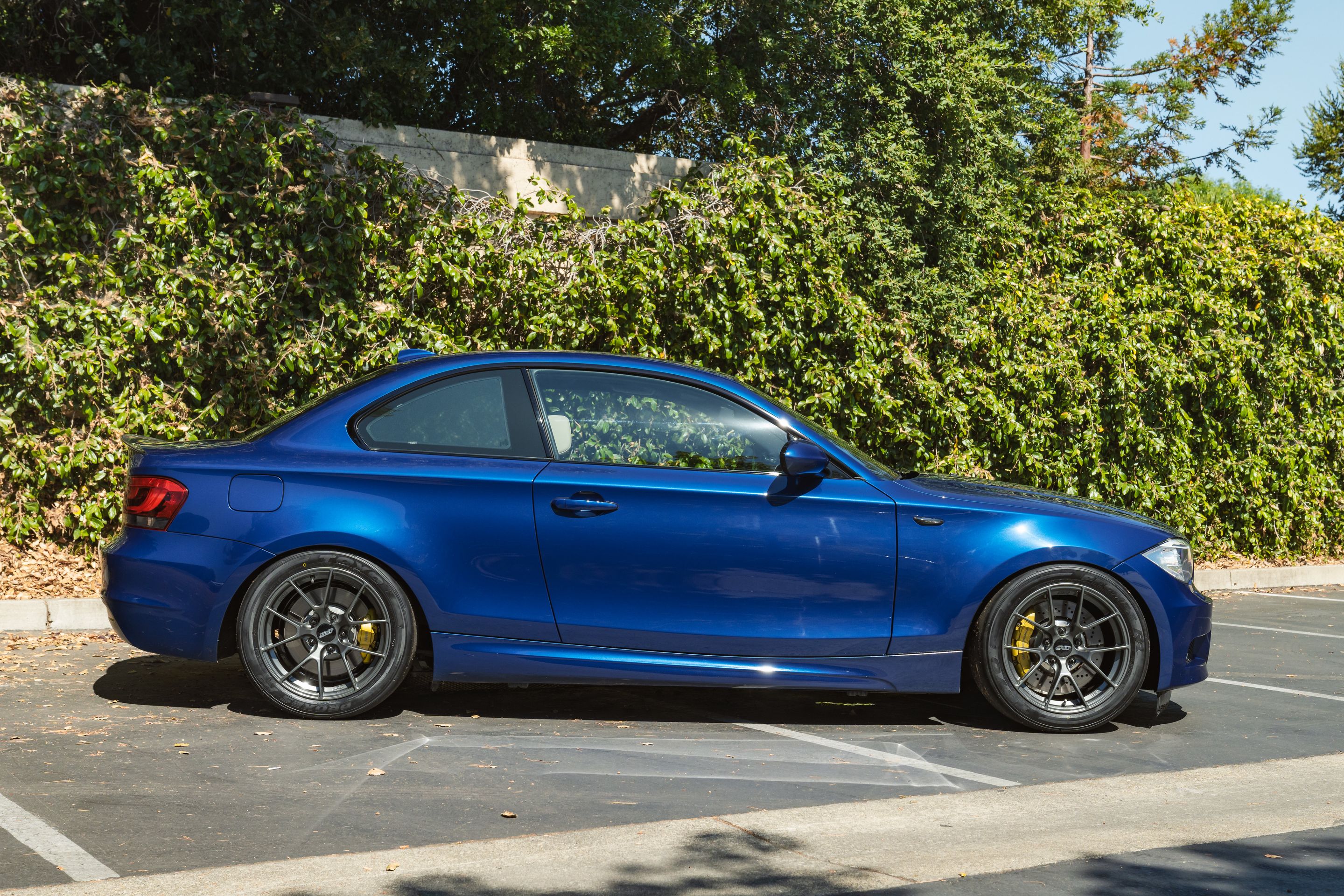 Blue BMW E82 Coupe 1 Series with 17" VS-5RS Apex wheels in Anthracite