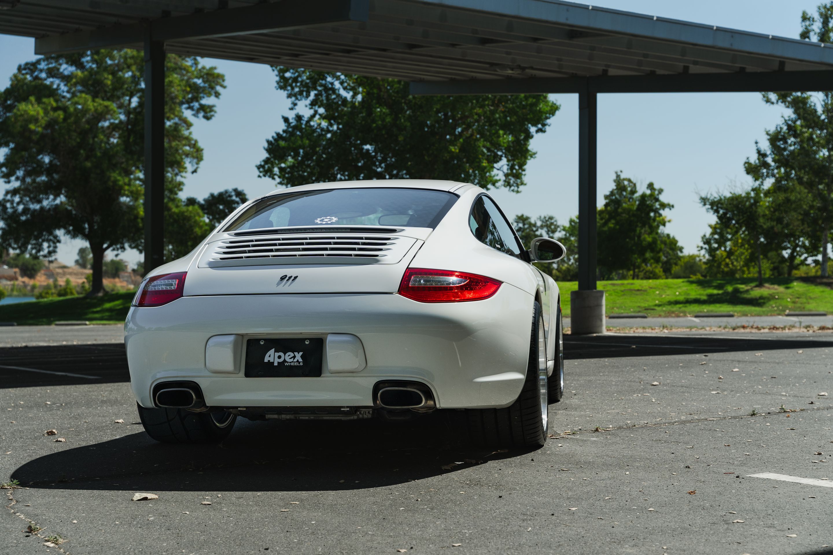 White Porsche 911 997 Carrera with 19" ML-10RT Apex wheels in Machined Lip Race Silver